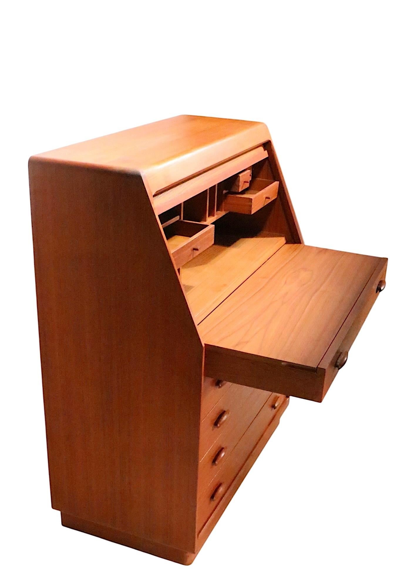 Mid Century Danish Modern Sekretär Schreibtisch Eitelkeit Kommode von Dyrlund c 1960/70's im Angebot 11