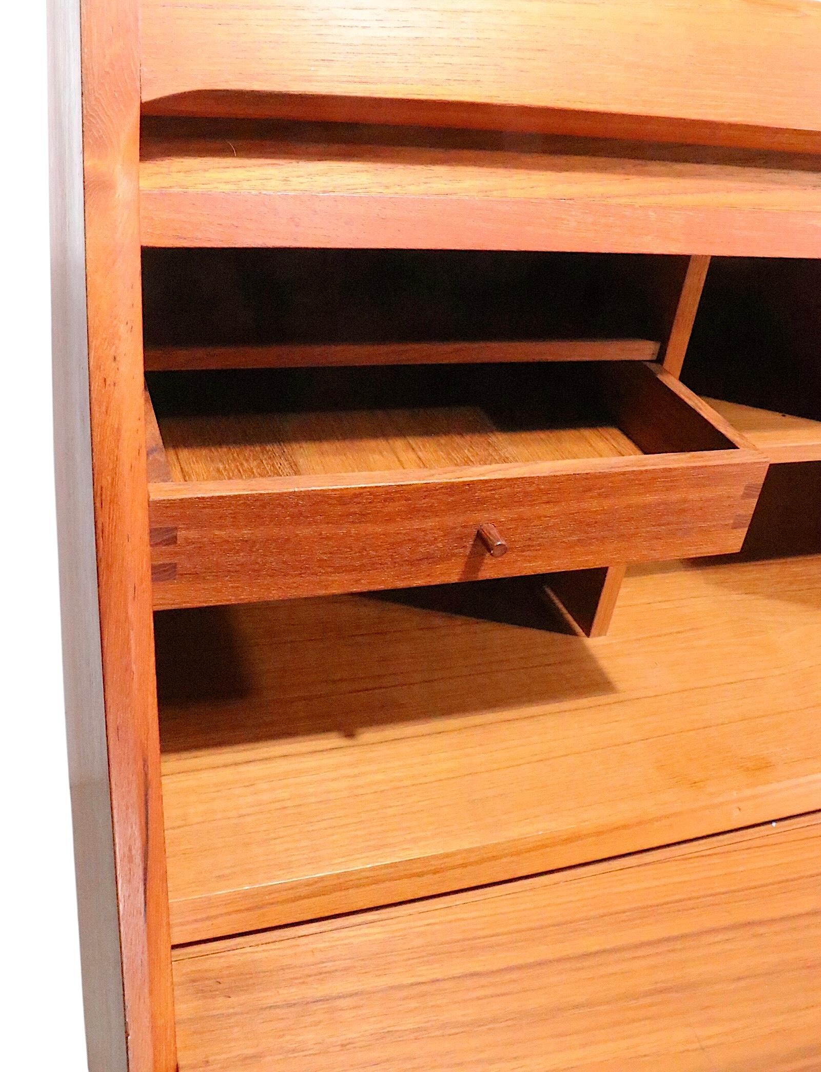 Mid Century Danish Modern Sekretär Schreibtisch Eitelkeit Kommode von Dyrlund c 1960/70's im Angebot 13
