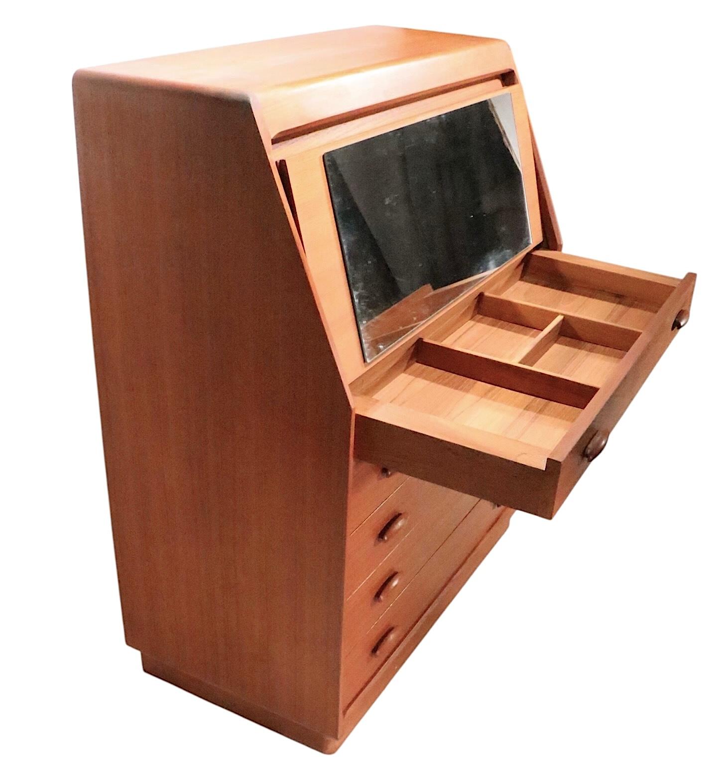 Mid Century, Danish Modern Kombination, Kommode, Schreibtisch, Waschtisch, von Dyrlund, ca. 1960/70er Jahre. Der Koffer verfügt über fünf Schubladen unter einer ausklappbaren Schreibfläche, die sich öffnen lässt, um zusätzlichen Stauraum zu