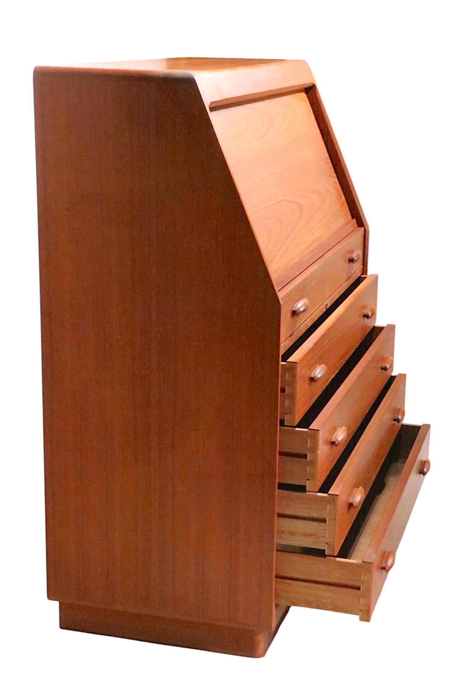 Mid Century Danish Modern Sekretär Schreibtisch Eitelkeit Kommode von Dyrlund c 1960/70's im Angebot 14