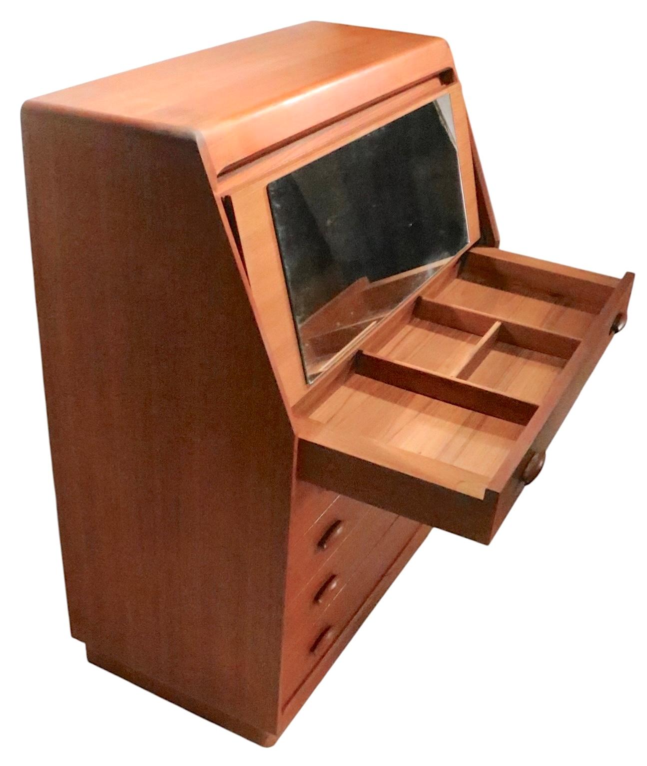 Mid Century Danish Modern Sekretär Schreibtisch Eitelkeit Kommode von Dyrlund c 1960/70's (Skandinavische Moderne) im Angebot