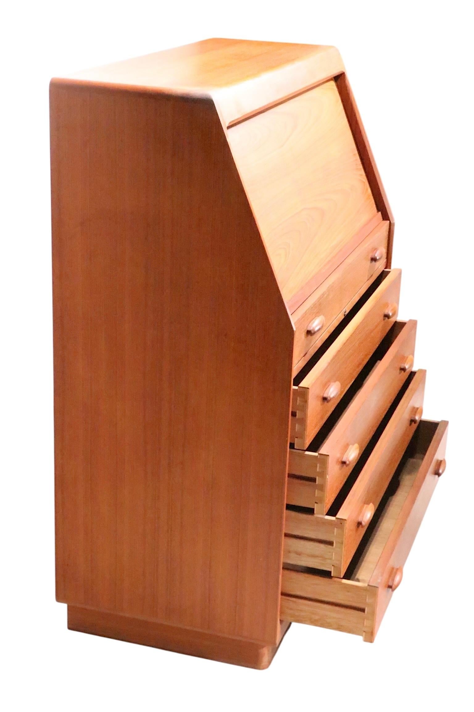Mid Century Danish Modern Sekretär Schreibtisch Eitelkeit Kommode von Dyrlund c 1960/70's im Zustand „Gut“ im Angebot in New York, NY