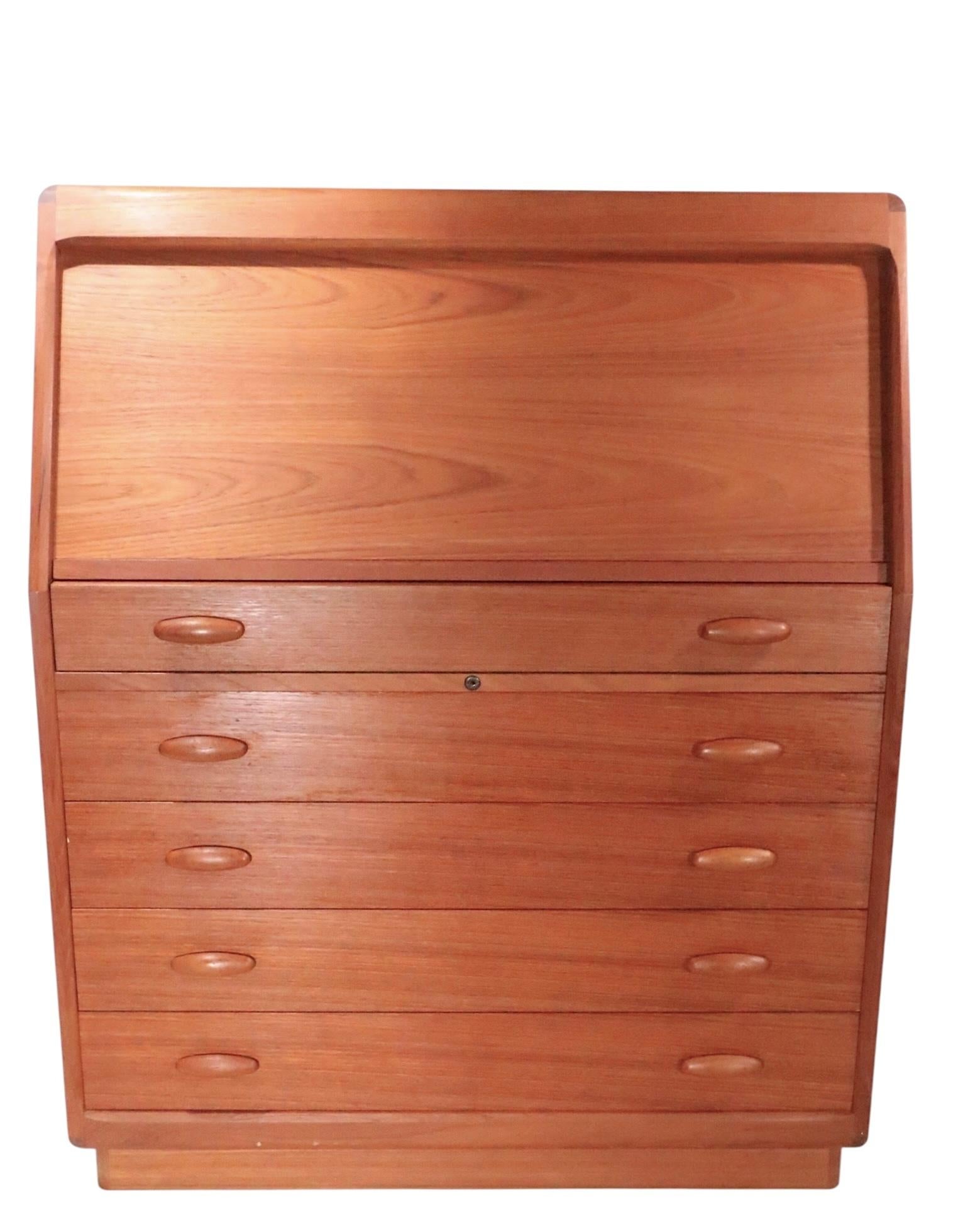 Mid Century Danish Modern Sekretär Schreibtisch Eitelkeit Kommode von Dyrlund c 1960/70's (20. Jahrhundert) im Angebot