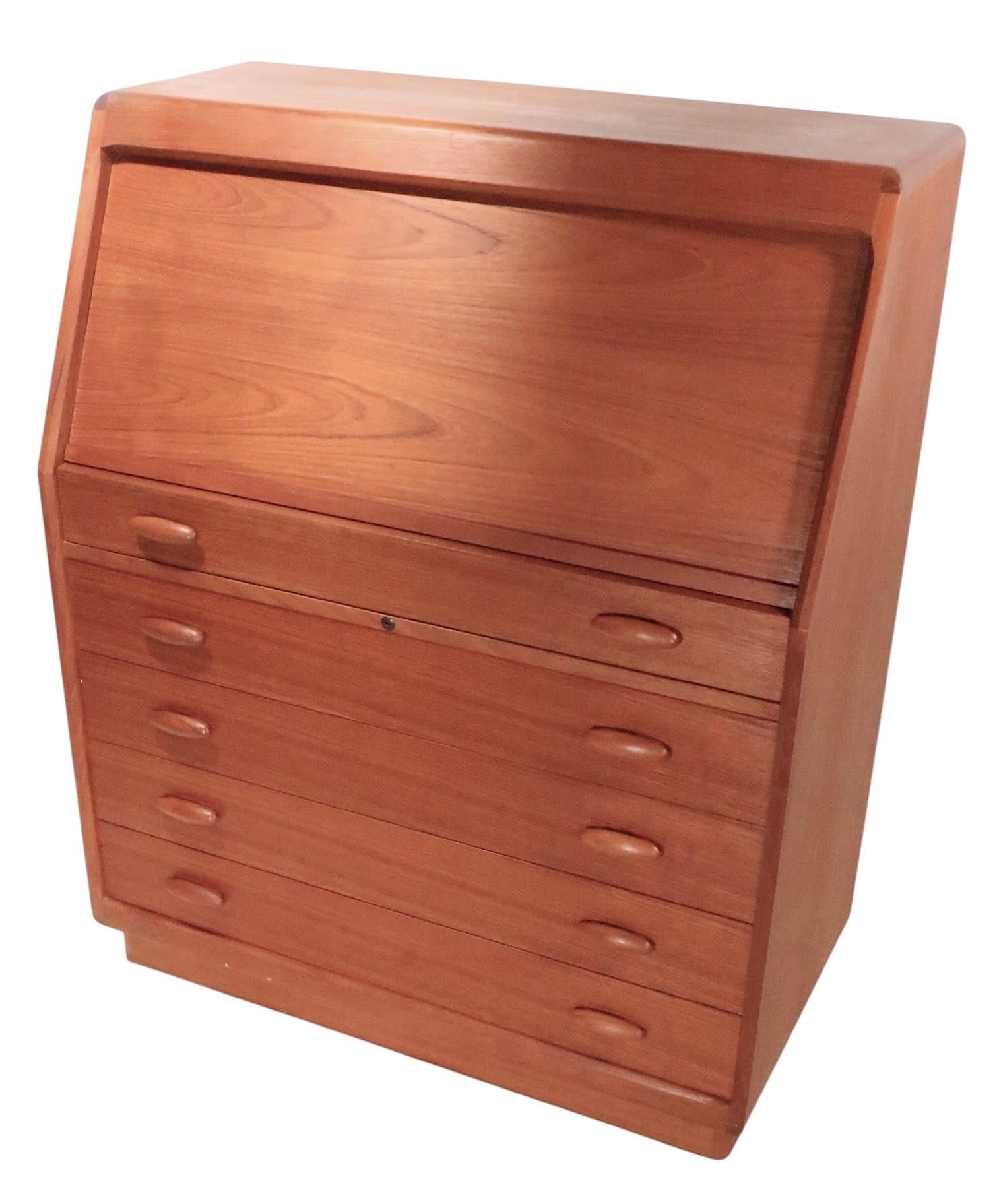 Mid Century Danish Modern Sekretär Schreibtisch Eitelkeit Kommode von Dyrlund c 1960/70's (Spiegel) im Angebot