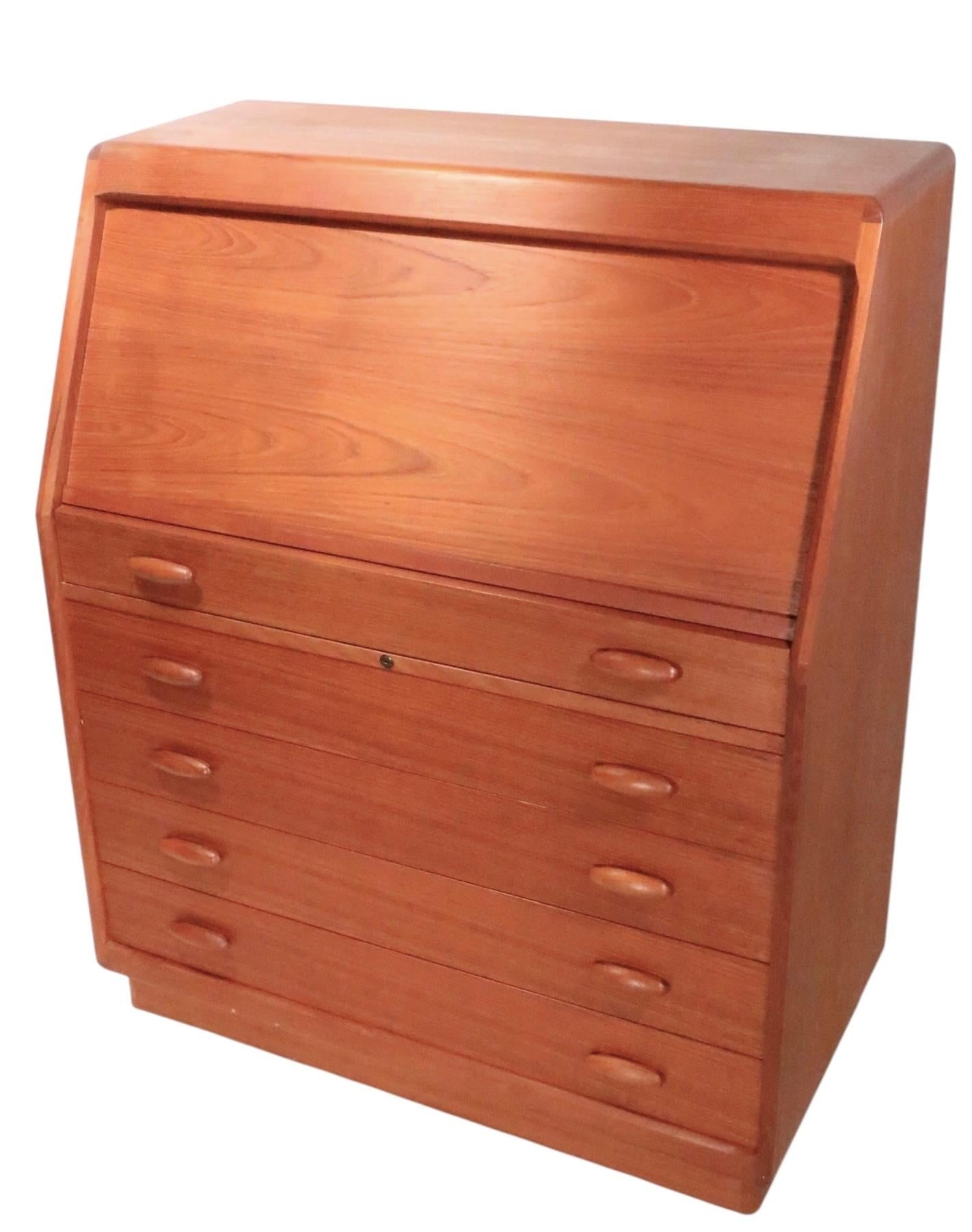 Mid Century Danish Modern Sekretär Schreibtisch Eitelkeit Kommode von Dyrlund c 1960/70's im Angebot 1