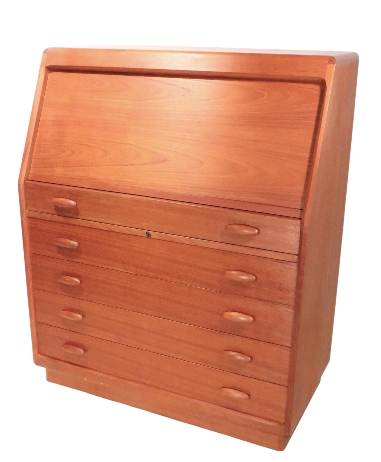 Mid Century Danish Modern Sekretär Schreibtisch Eitelkeit Kommode von Dyrlund c 1960/70's im Angebot 2