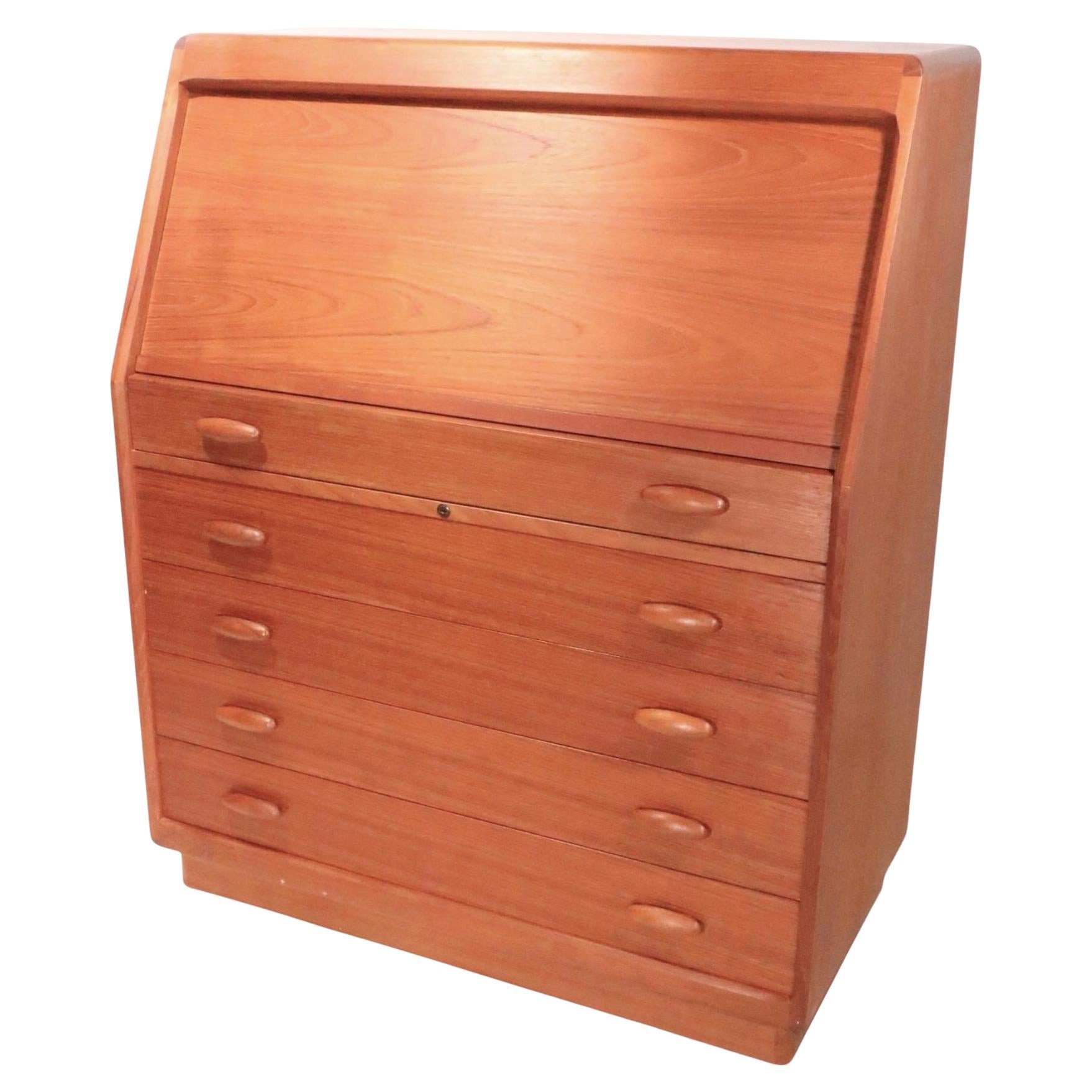 Mid Century Danish Modern Sekretär Schreibtisch Eitelkeit Kommode von Dyrlund c 1960/70's im Angebot