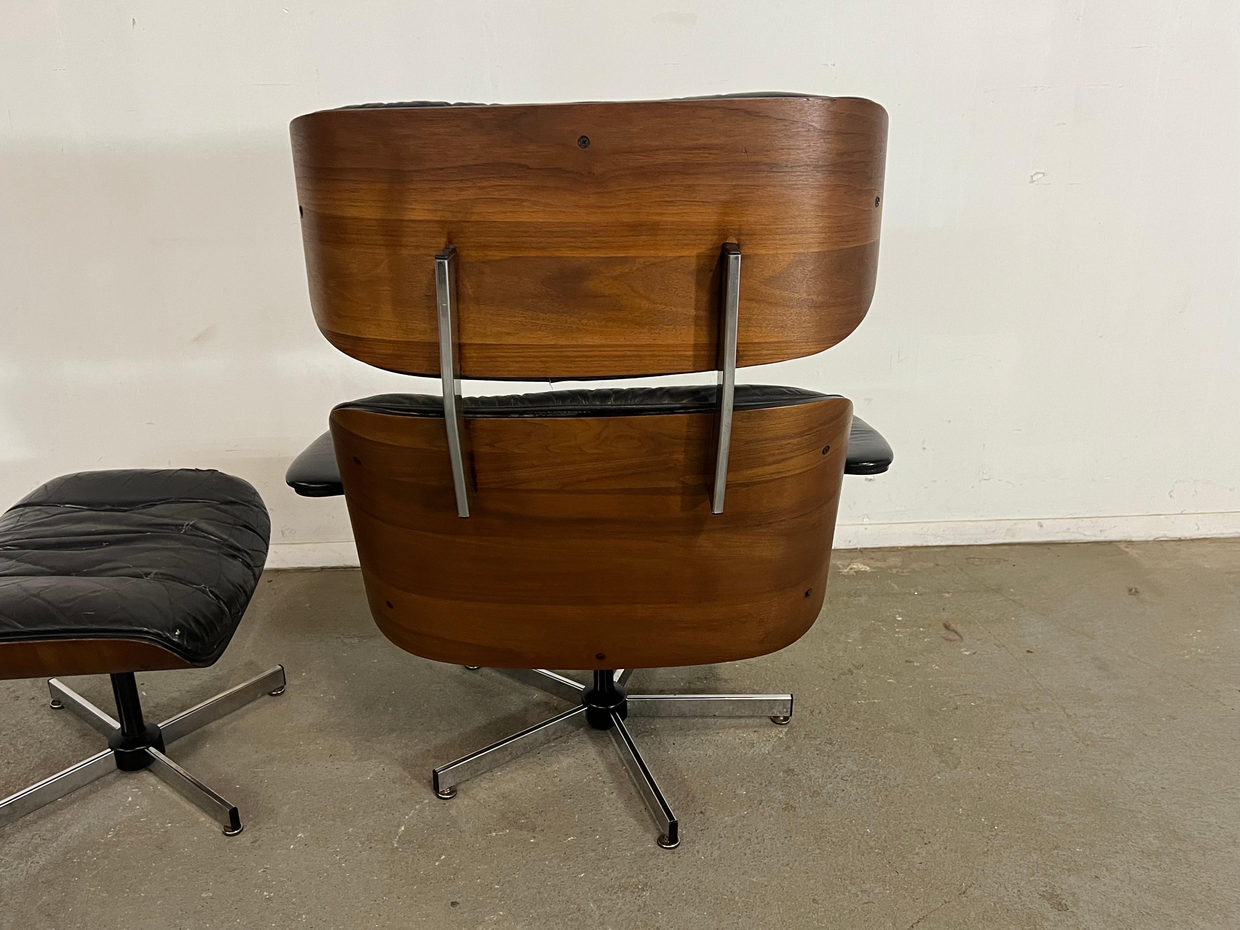 Mid Century Danish Modern Selig Swivel Rocker Lounge Chair and Ottoman In Good Condition In Wilmington, DE