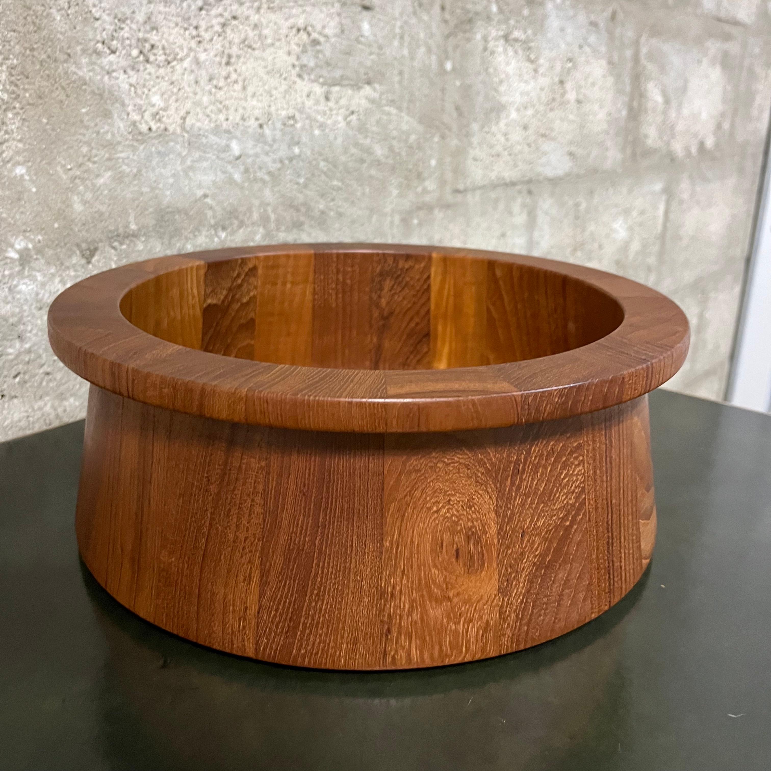 Mid Century Danish Modern Serving Bowl by Jens Quistgaard for Dansk. C 1970s In Good Condition For Sale In Miami, FL