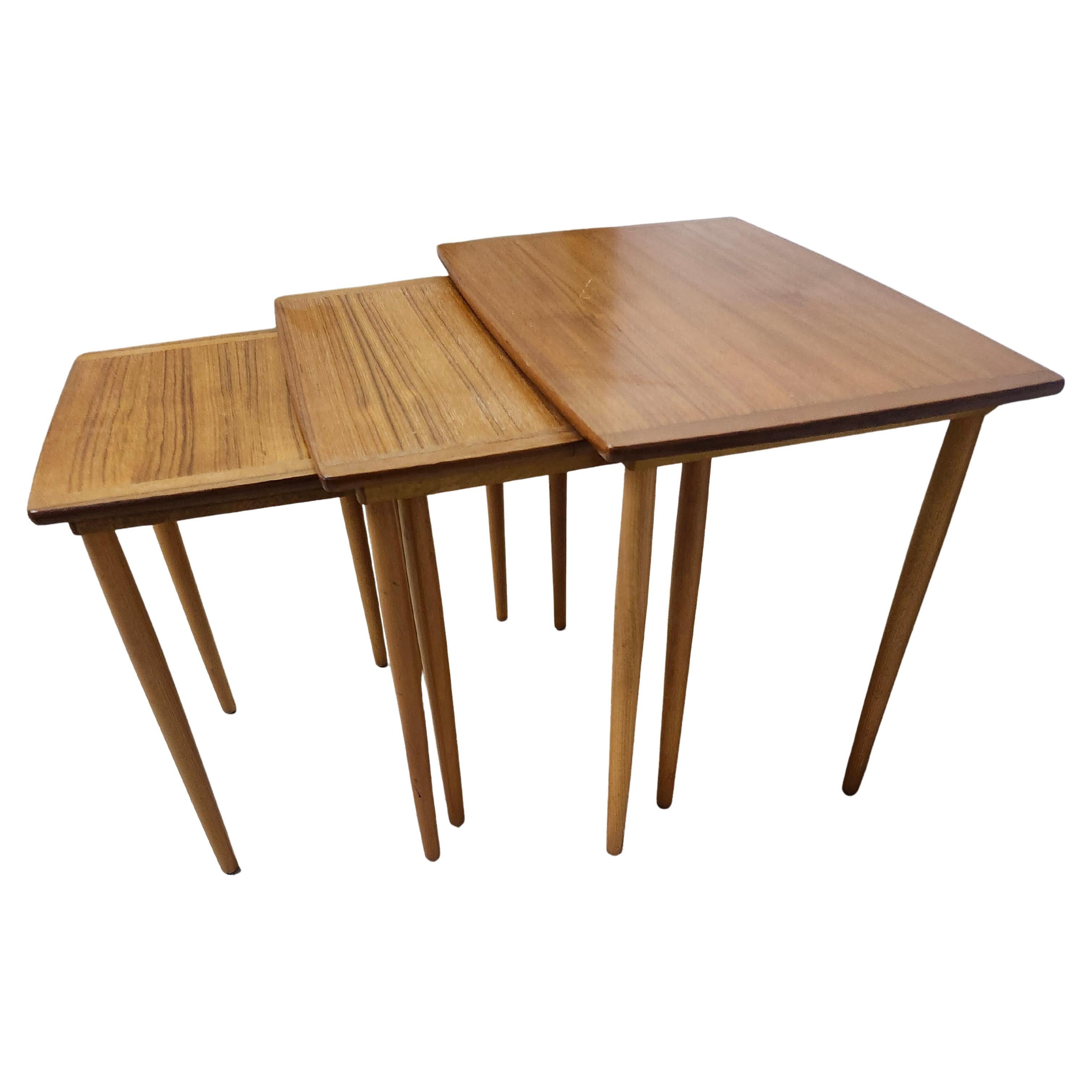 Juego de tres mesas nido apilables de teca danesa de mediados de siglo