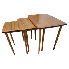 Ensemble de trois tables gigognes empilables en teck, d
inspiration danoise du milieu du siècle dernier