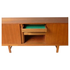 Credenza danese moderna ad ante scorrevoli di Ib Kofod-Larsen, metà del secolo scorso.