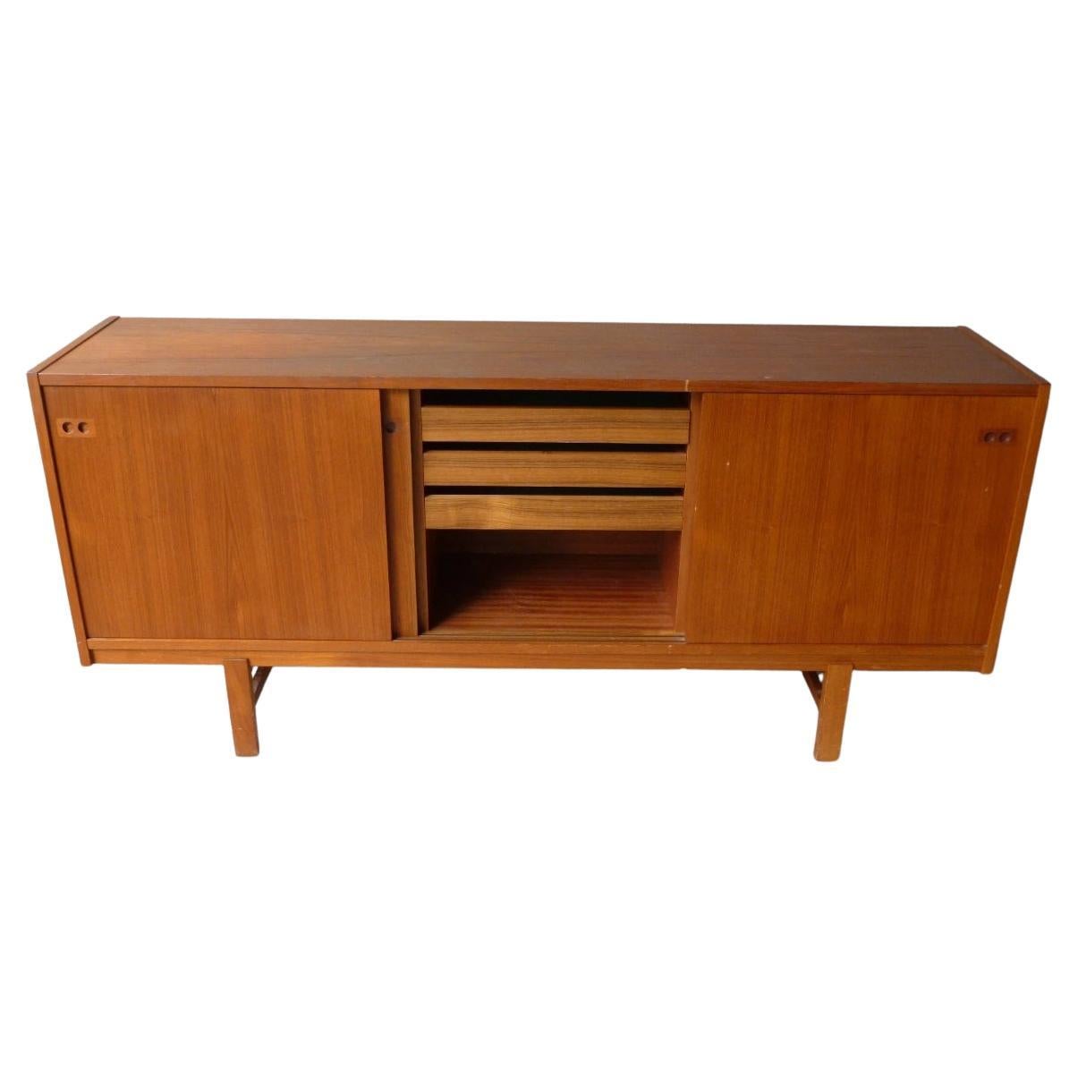Scandinave moderne Crédence en teck à portes coulissantes du milieu du siècle par Ib Kofod-Larsen en vente