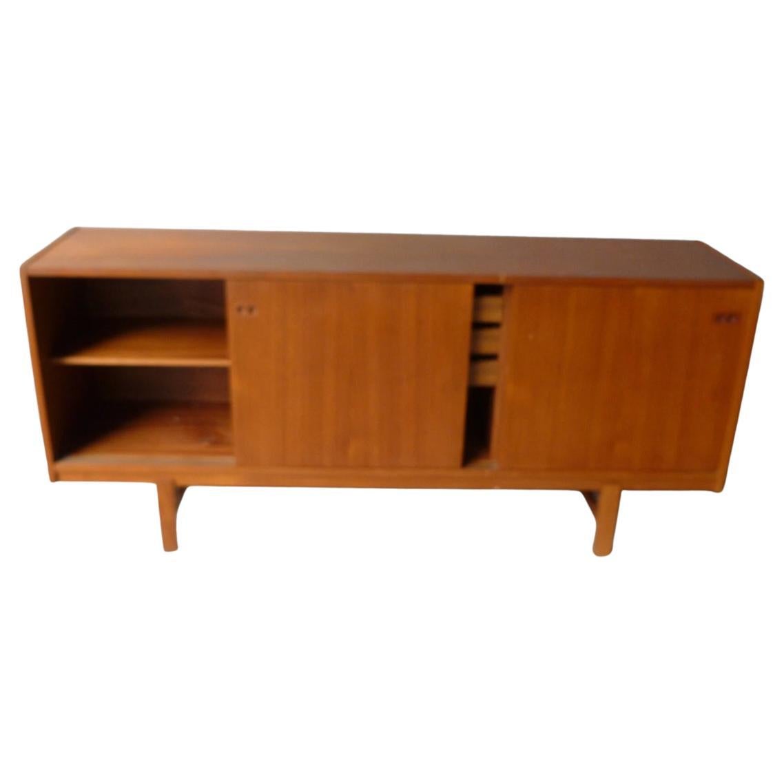 Danois Crédence en teck à portes coulissantes du milieu du siècle par Ib Kofod-Larsen en vente
