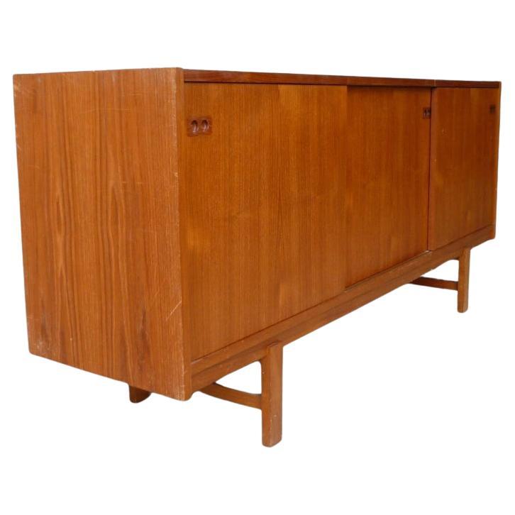 Travail du bois Crédence en teck à portes coulissantes du milieu du siècle par Ib Kofod-Larsen en vente