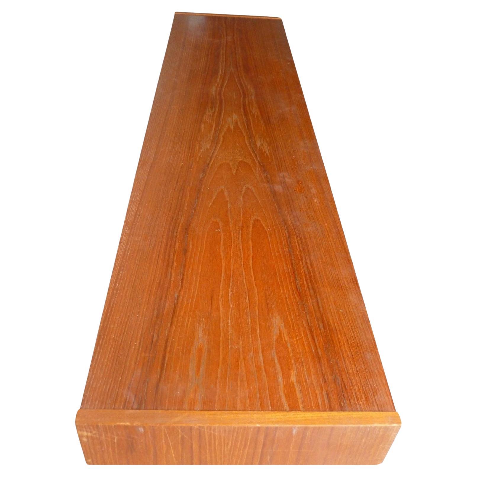 Crédence en teck à portes coulissantes du milieu du siècle par Ib Kofod-Larsen Bon état - En vente à Brooklyn, NY