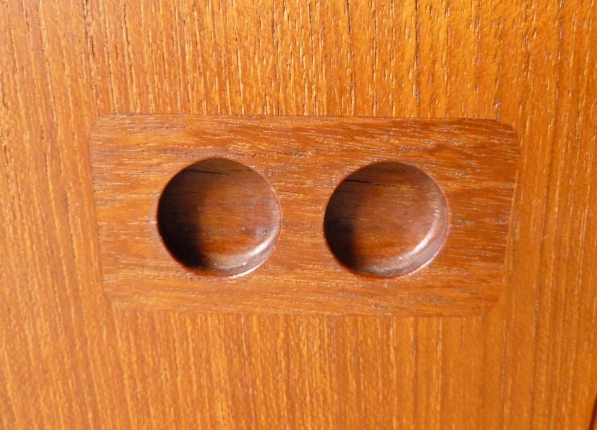 Milieu du XXe siècle Crédence en teck à portes coulissantes du milieu du siècle par Ib Kofod-Larsen en vente