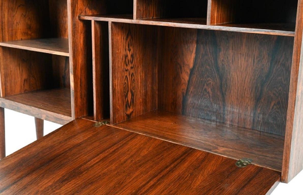 Falegnameria Libreria danese moderna di metà secolo in legno di palissandro sottile con barra inferiore con chiave in vendita