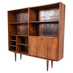 Dänisches modernes, schlankes Rosenholz-Bücherregal mit niedrigem Barschrank mit Schlüssel, Mid-Century Modern
