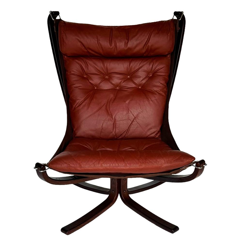 Mid Century Danish Modern Sling Lounge Chair in Rosewood and Burgundy Leather In Good Condition For Sale In Philadelphia, PA