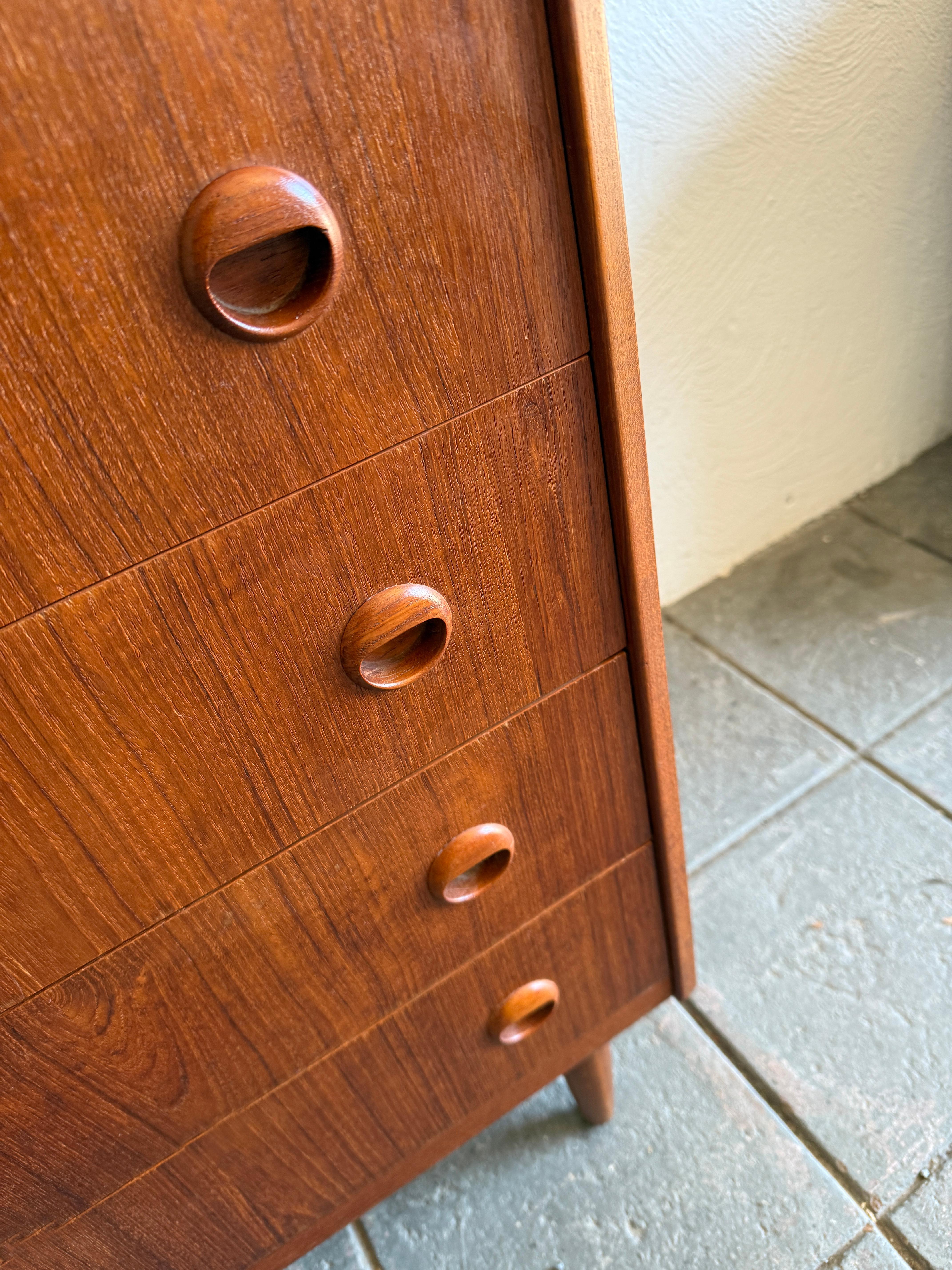 cómoda baja de 4 cajones de madera de teca de mediados del siglo xx sobre patas Danés en venta