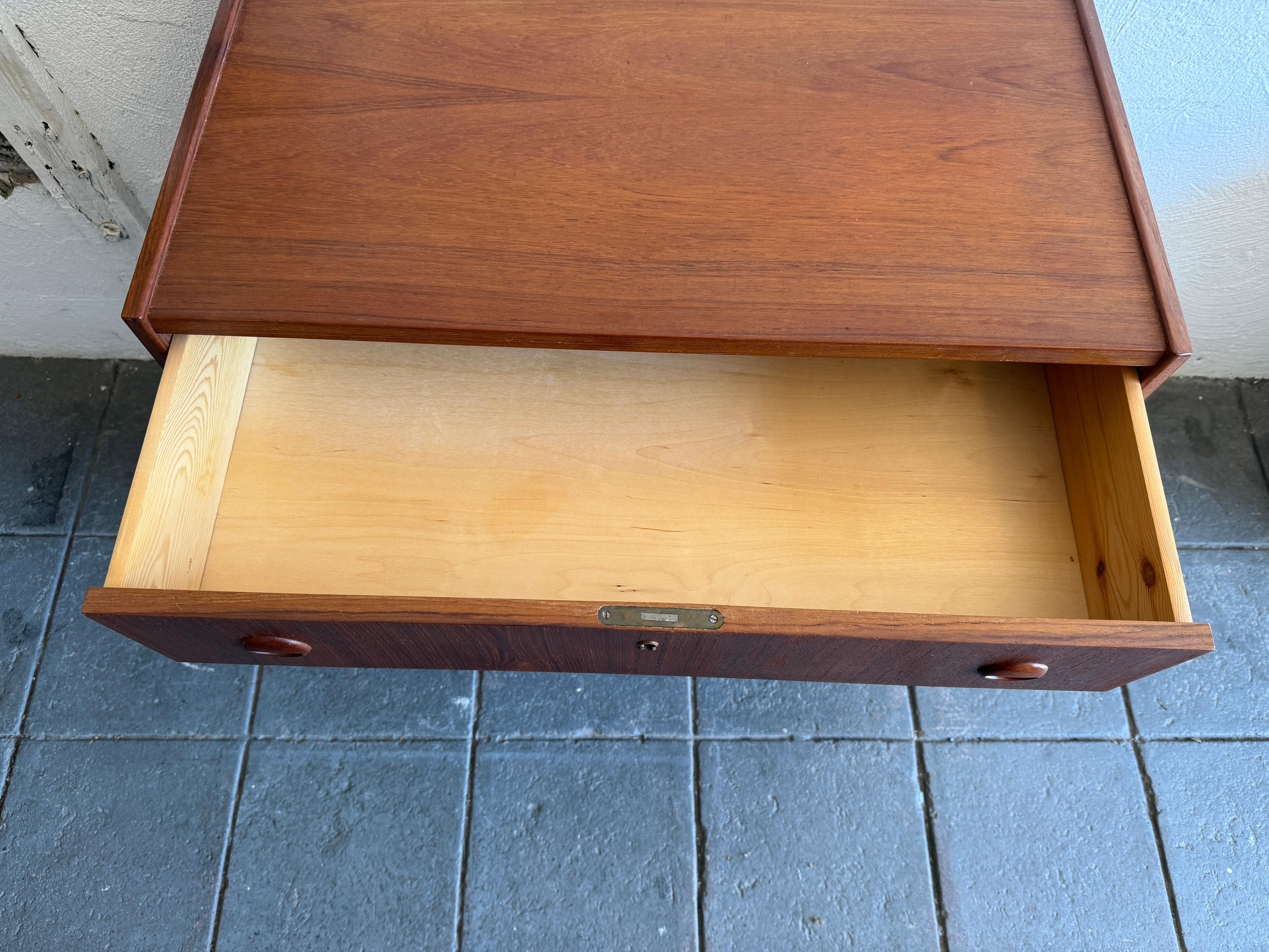 cómoda baja de 4 cajones de madera de teca de mediados del siglo xx sobre patas en Bueno estado para la venta en Brooklyn, NY