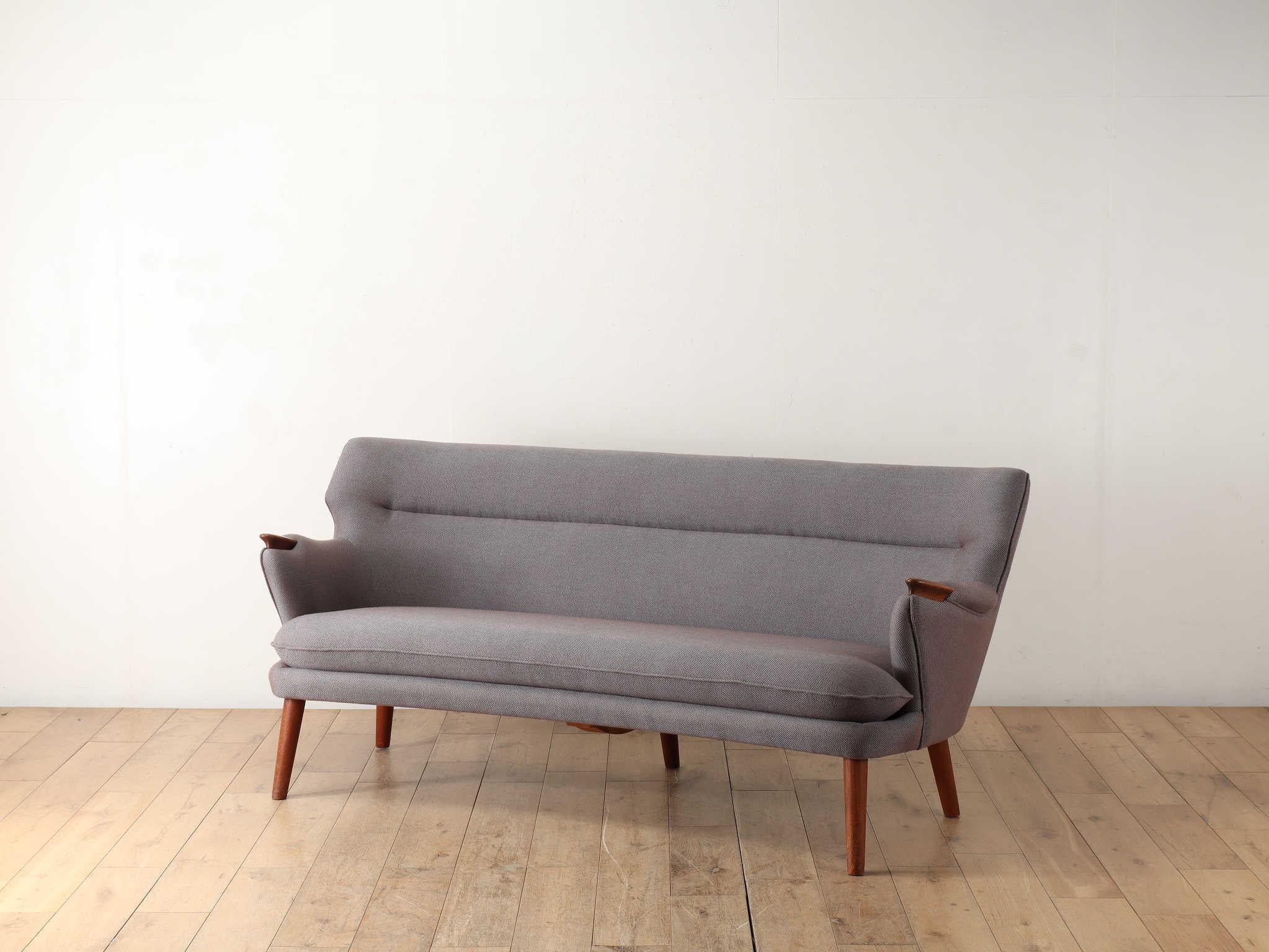 Kurt Olsen était un designer danois actif principalement dans les années 1950 et 1960. Il est connu pour ses formes en bois avec un léger 