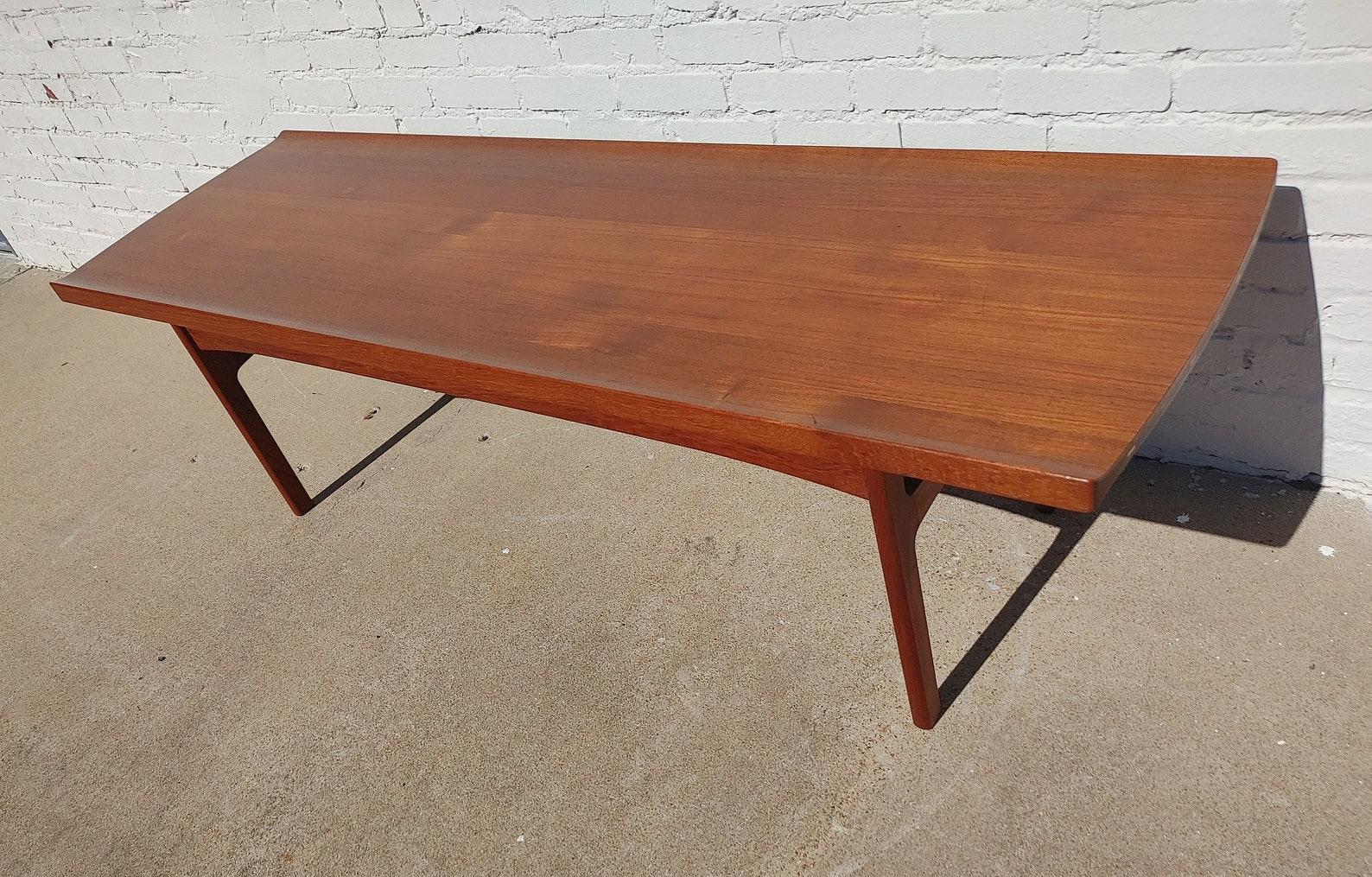 Mid-Century Modern Table basse moderne danoise du milieu du siècle en teck massif par Seffle en vente