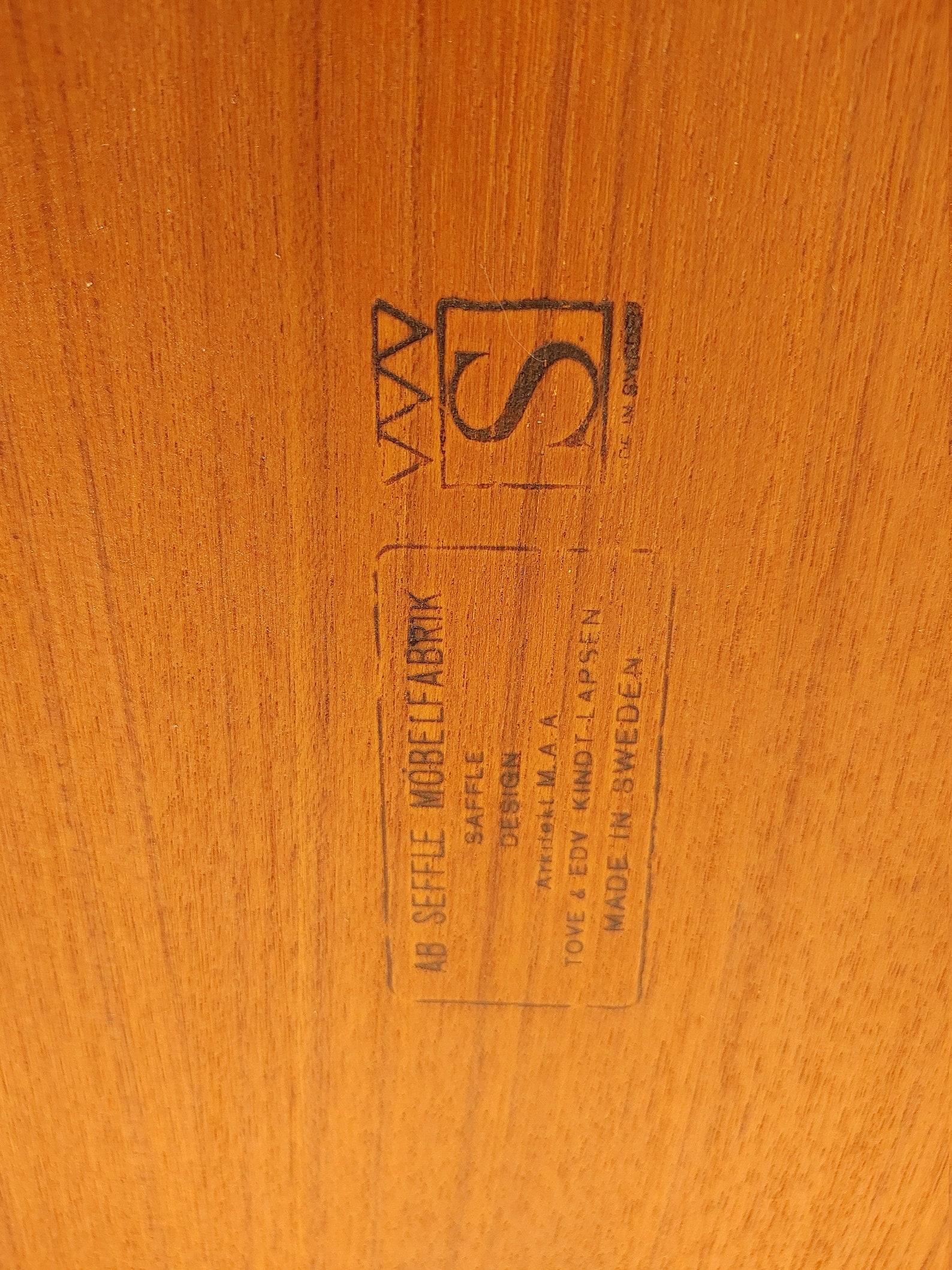 Danois Table basse moderne danoise du milieu du siècle en teck massif par Seffle en vente