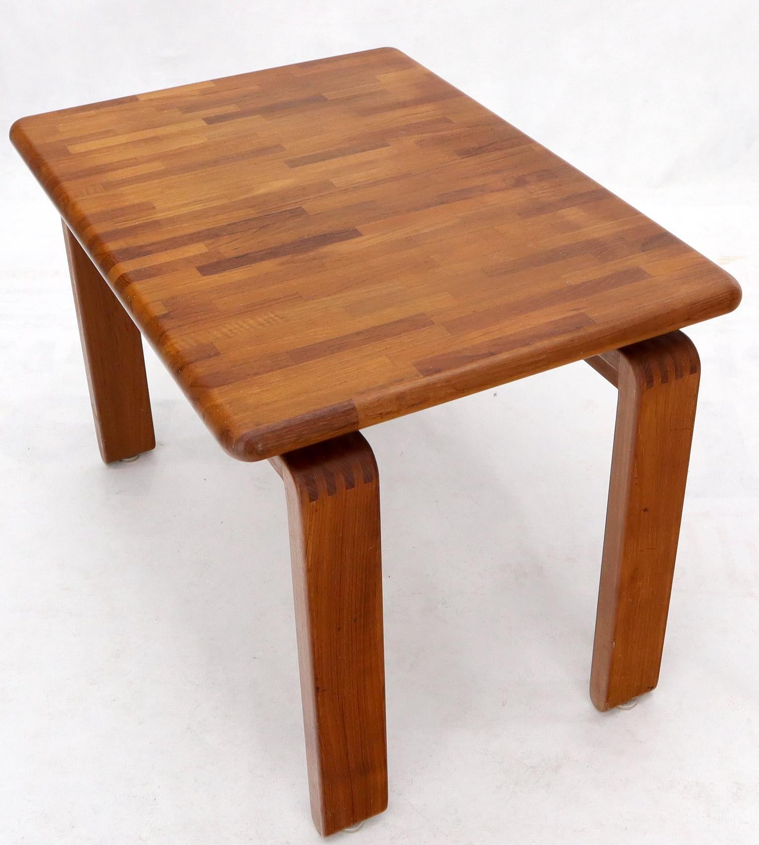 Danois Table d'appoint en teck massif de style danois du milieu du siècle dernier Stand en vente