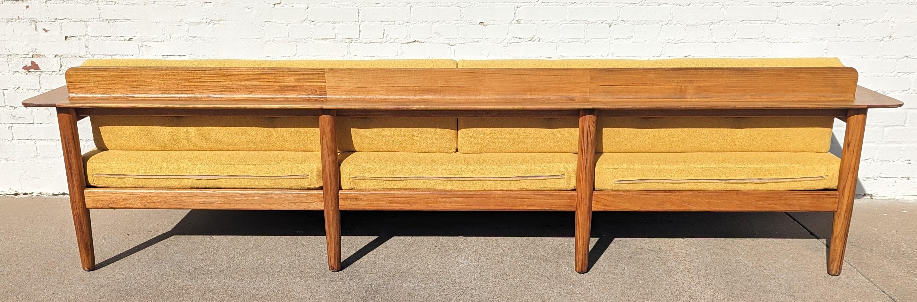 Mid Century Danish Modern Massiv Teak Sofa im Angebot 10