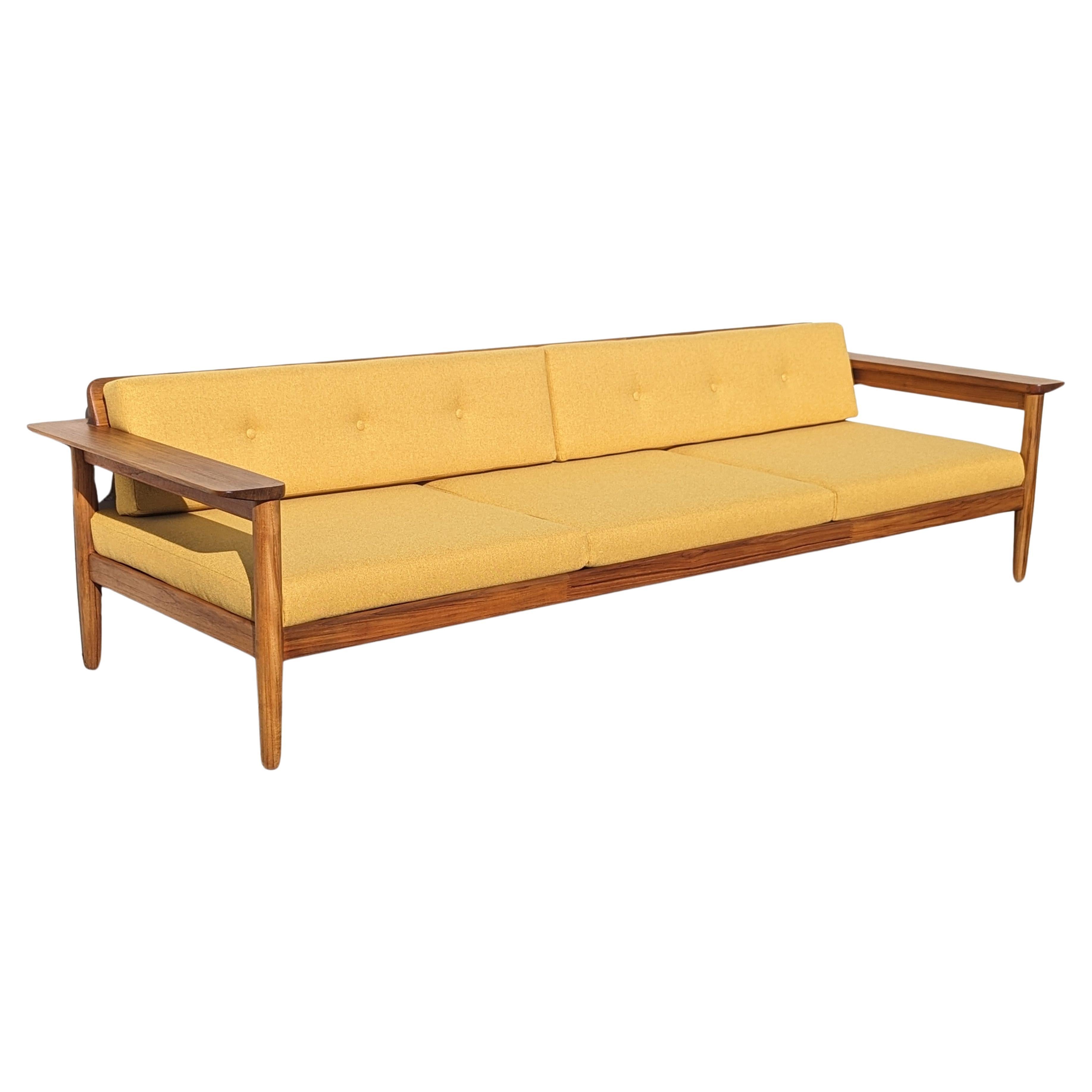 Divano in teak massiccio danese moderno di metà secolo