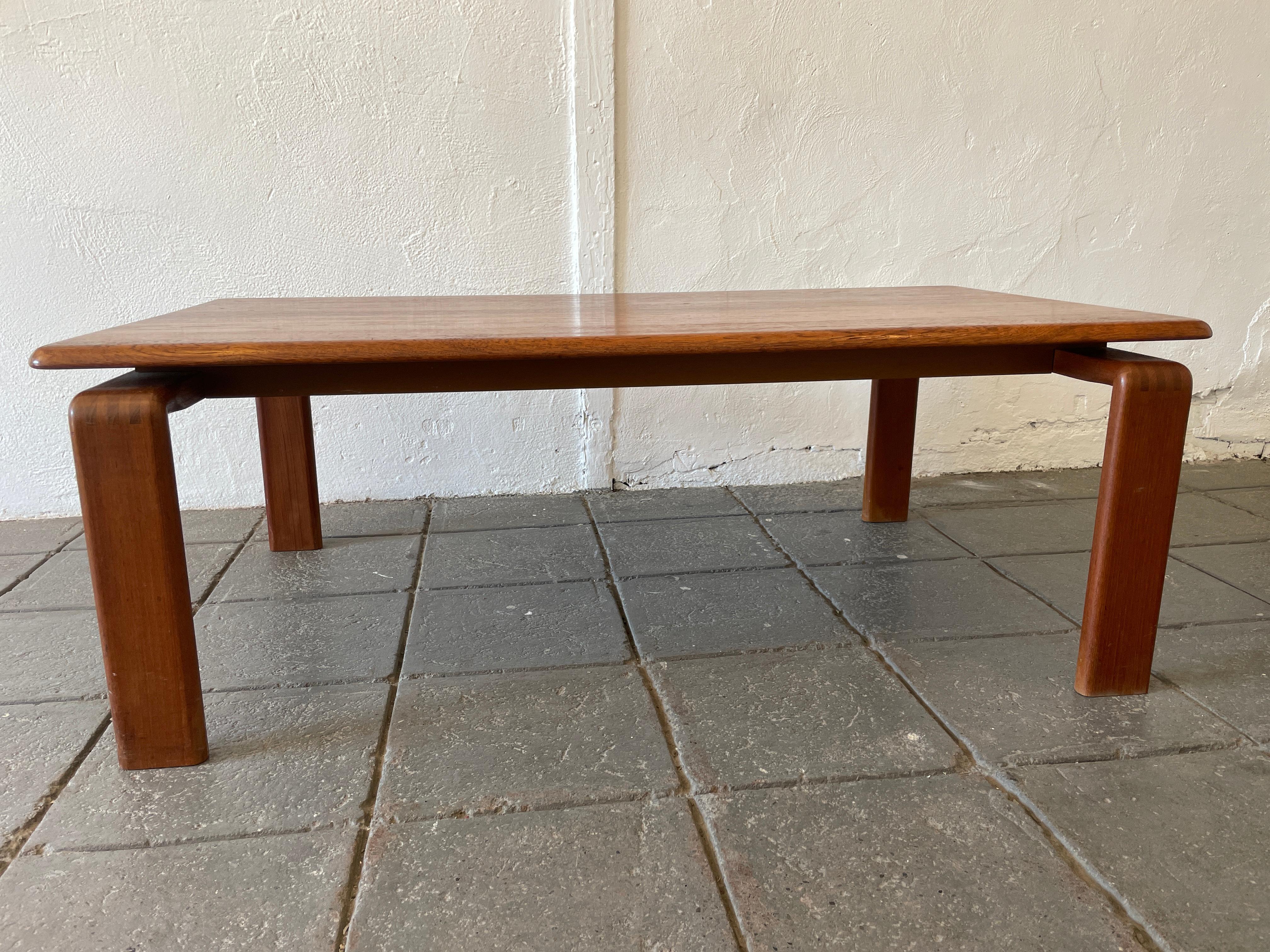 Mid-Century Modern Table basse danoise moderne du milieu du siècle dernier en bois de teck massif en vente