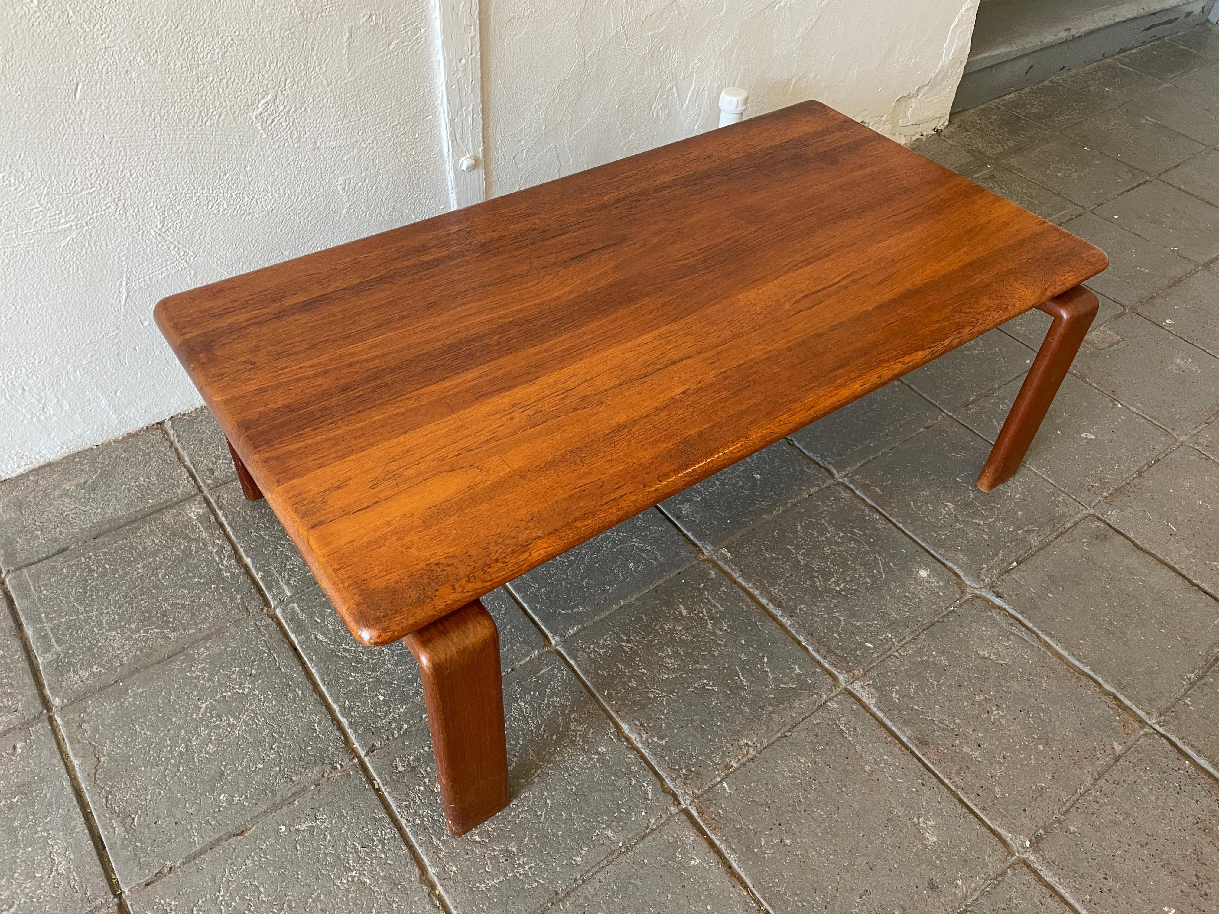 Danois Table basse danoise moderne du milieu du siècle dernier en bois de teck massif en vente