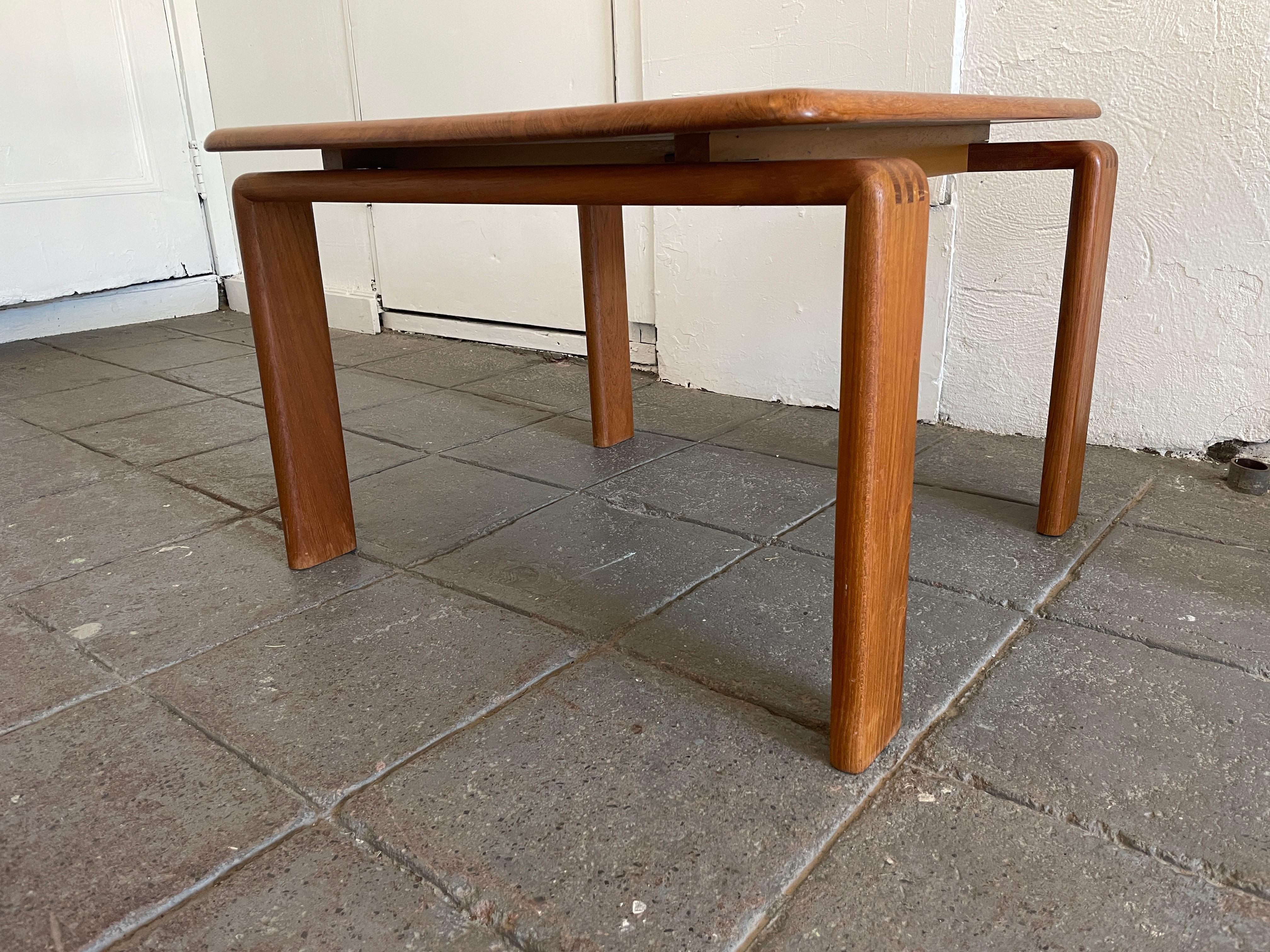 Mid-Century Modern Table d'appoint ou table basse danoise moderne du milieu du siècle dernier en bois de teck massif en vente