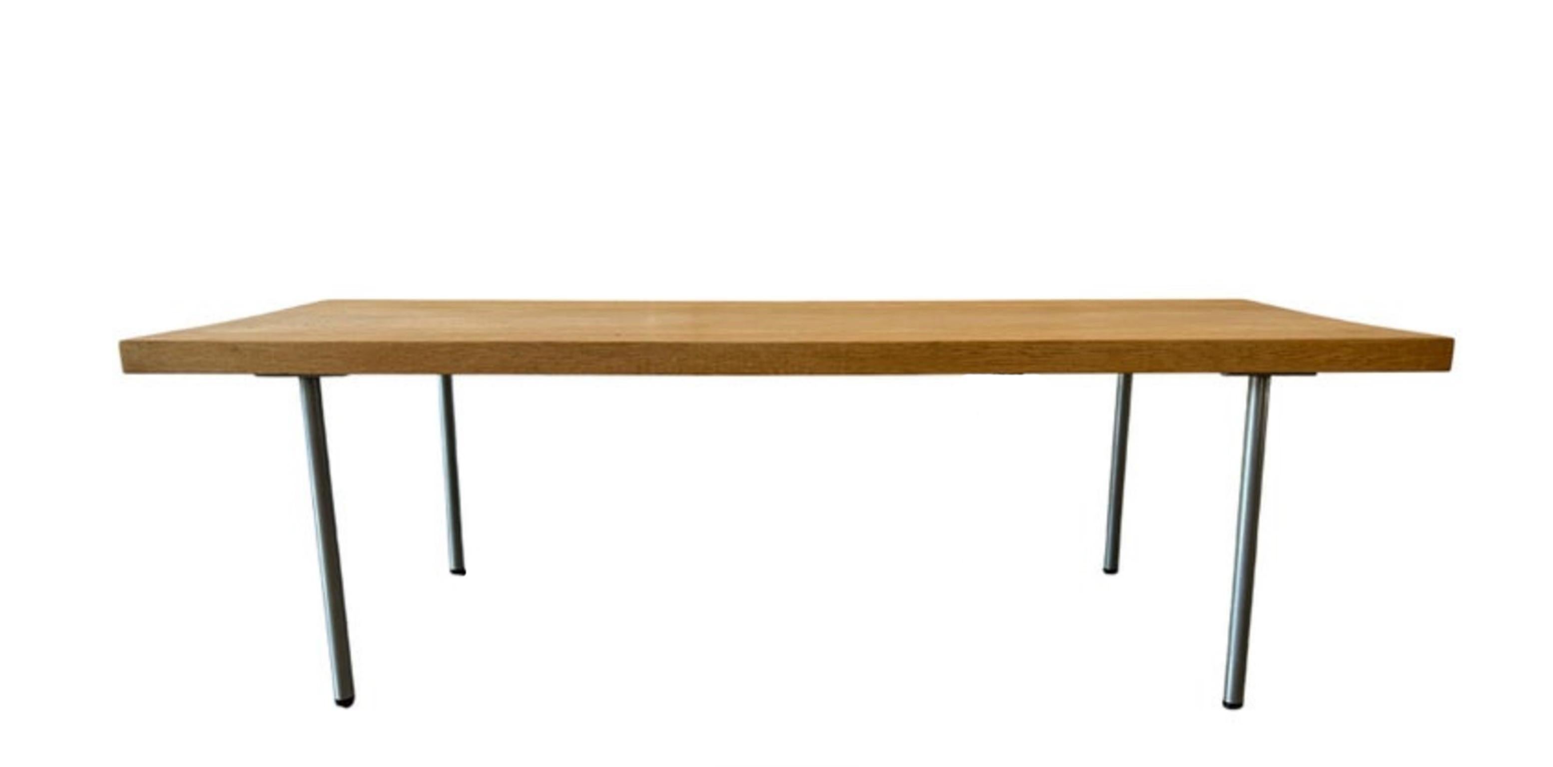 Table basse en chêne blanc massif du milieu du siècle dernier, moderne et danoise, pieds en métal. Dalle de chêne blanc massif de 1,5