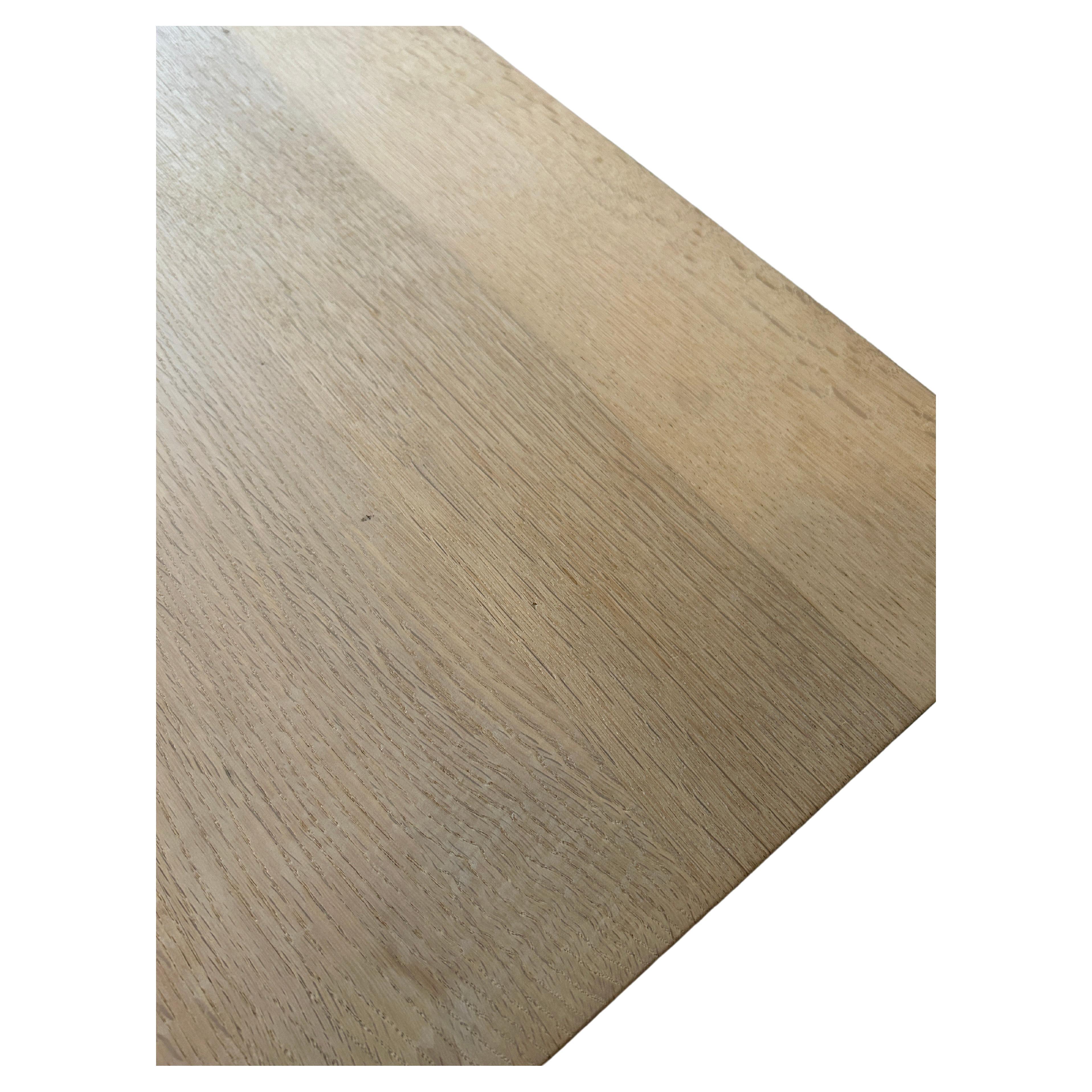 Table basse moderne danoise du milieu du siècle dernier en chêne blanc massif avec pieds en métal Bon état - En vente à Brooklyn, NY