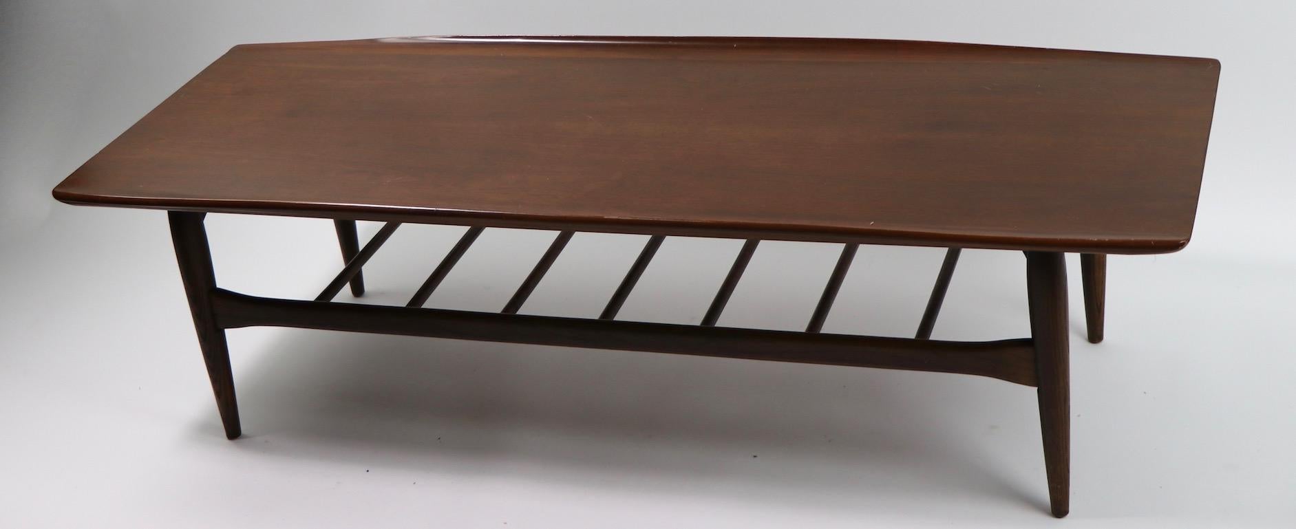 Mid Century Danish Modern Style Bassett Coffee Table In Good Condition In New York, NY