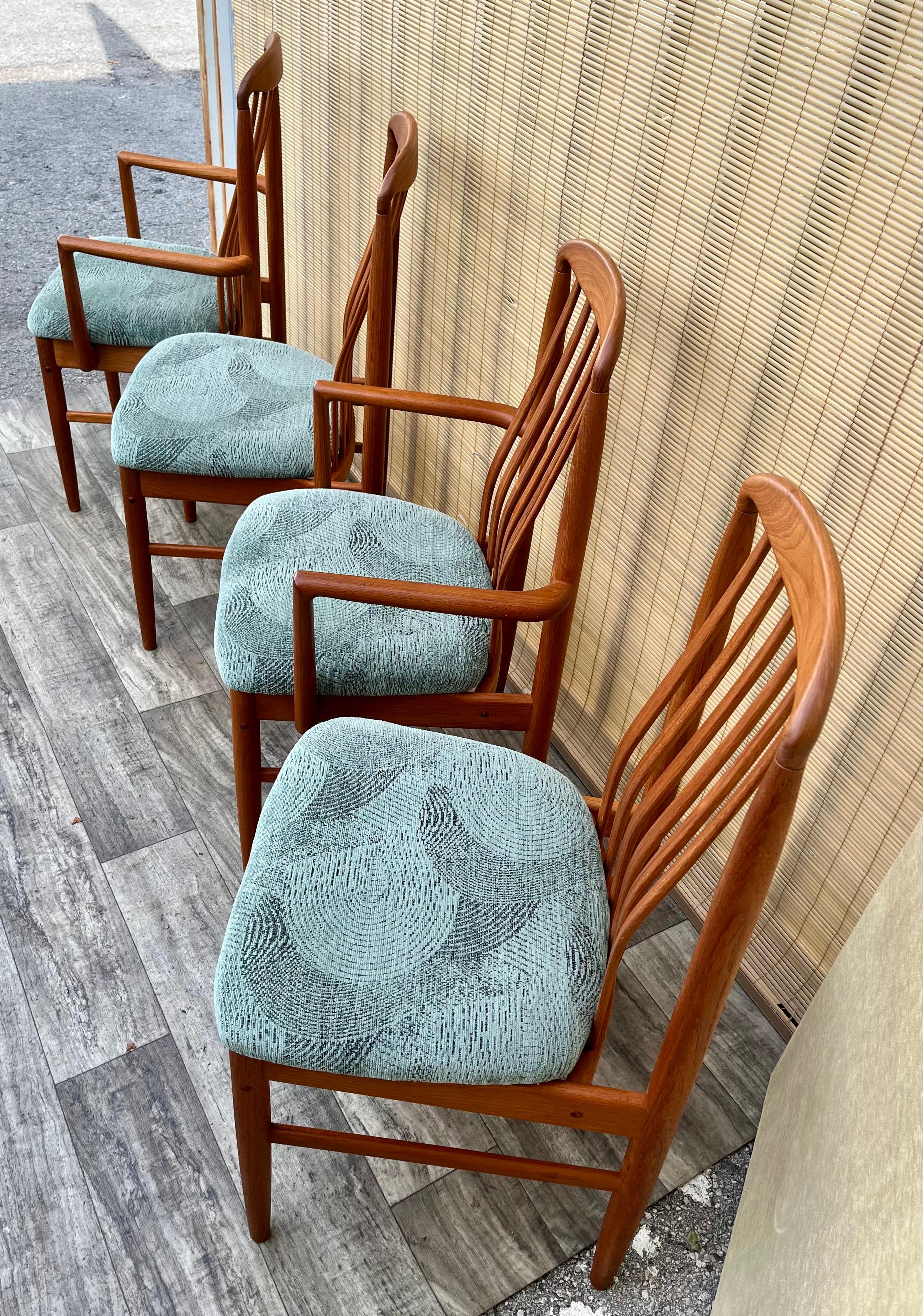 Mid-Century Danish Modern Style Dining Chairs by Benny Linden Design. Set of 4 In Good Condition In Miami, FL