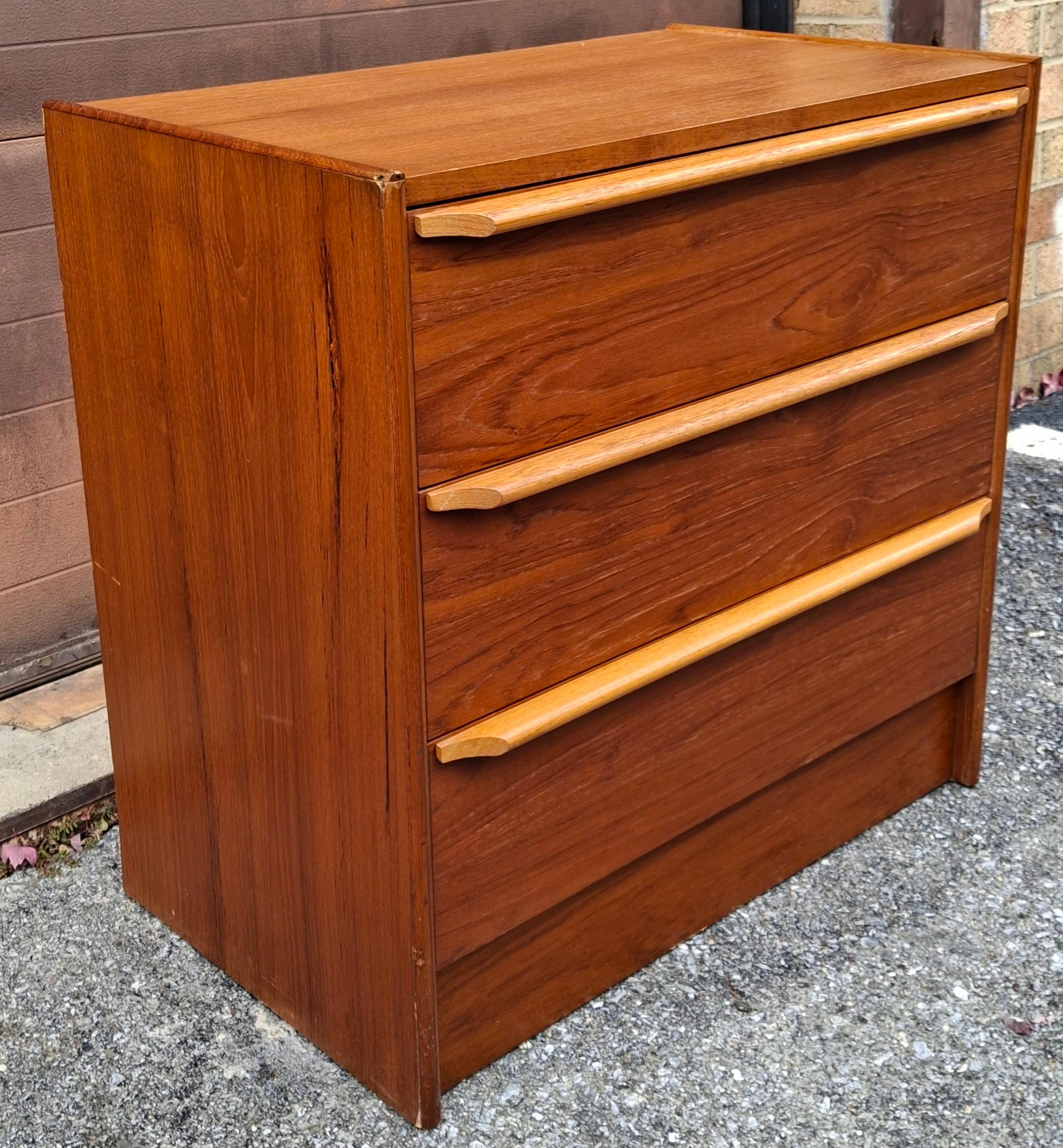 Cassettiera in teak in stile danese moderno di metà secolo in vendita 2