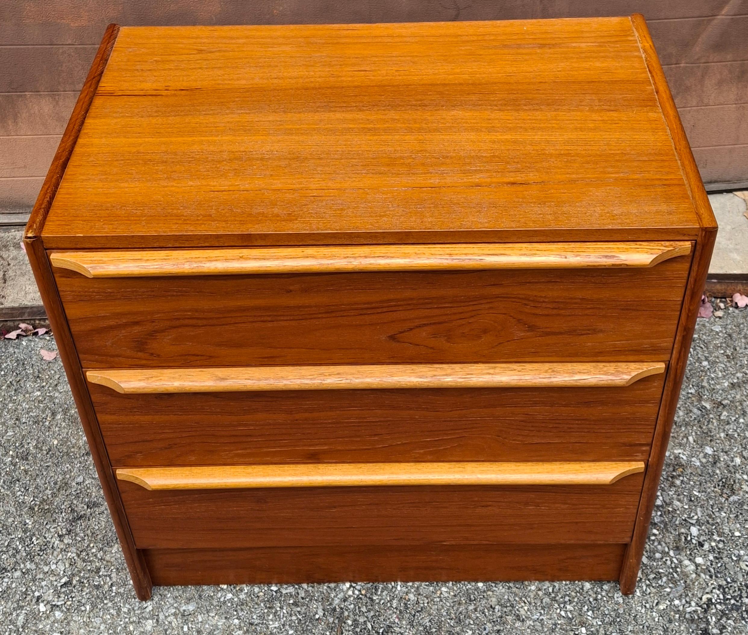Cassettiera in teak in stile danese moderno di metà secolo in vendita 3