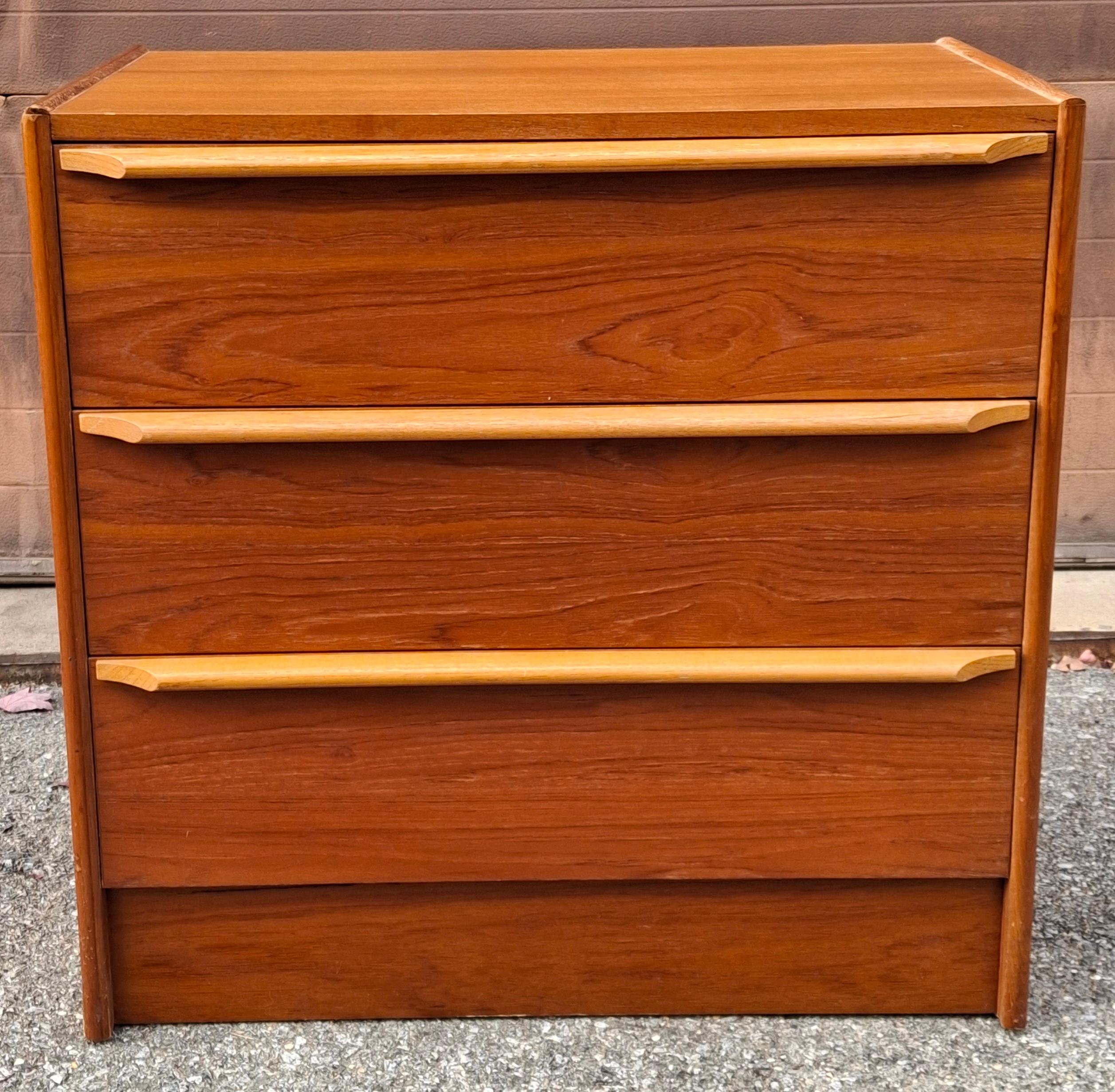 Un teak in stile danese moderno di metà secolo  Cassettone a tre cassetti.
Misura 30,5