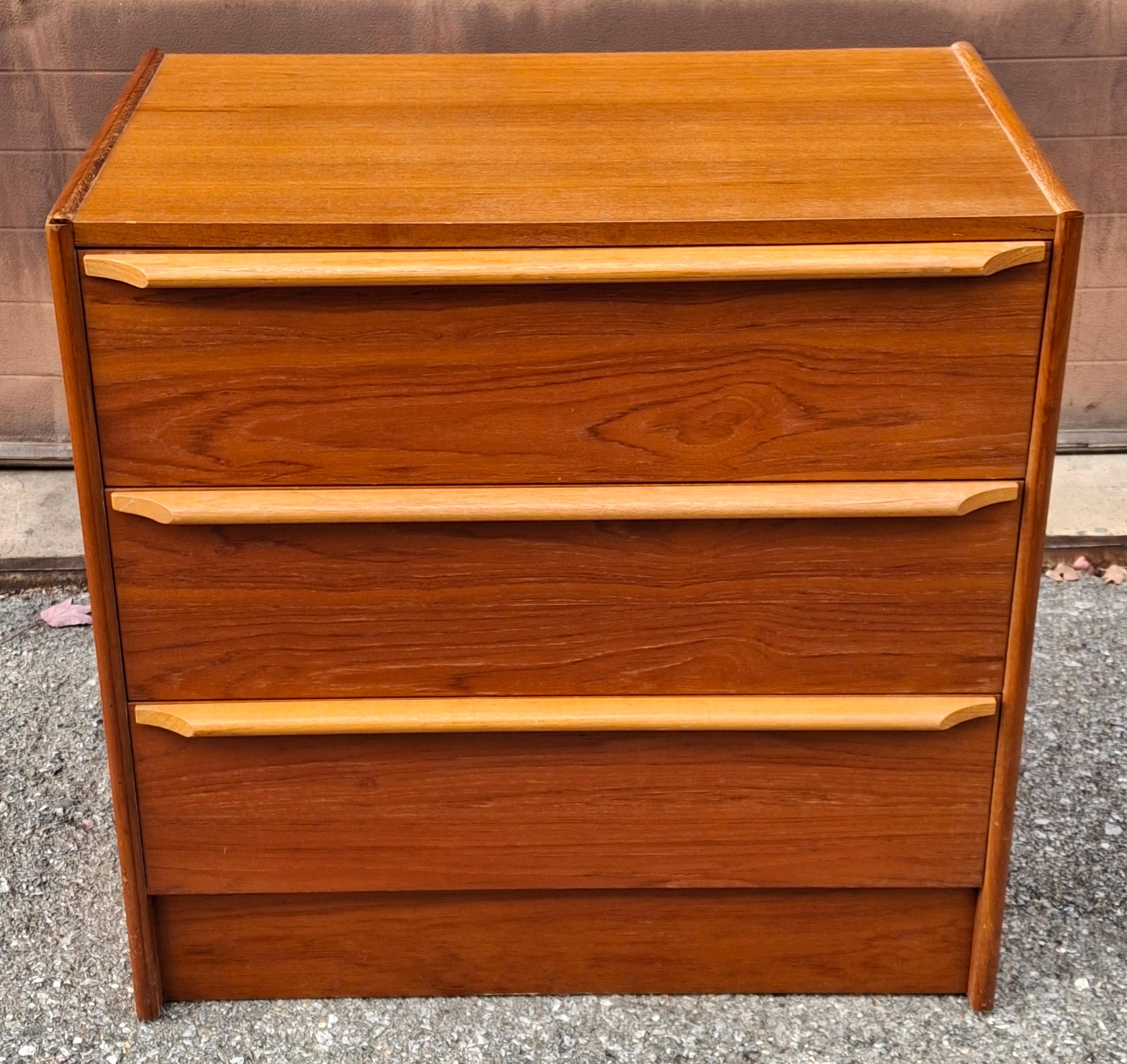 Scandinavo moderno Cassettiera in teak in stile danese moderno di metà secolo in vendita