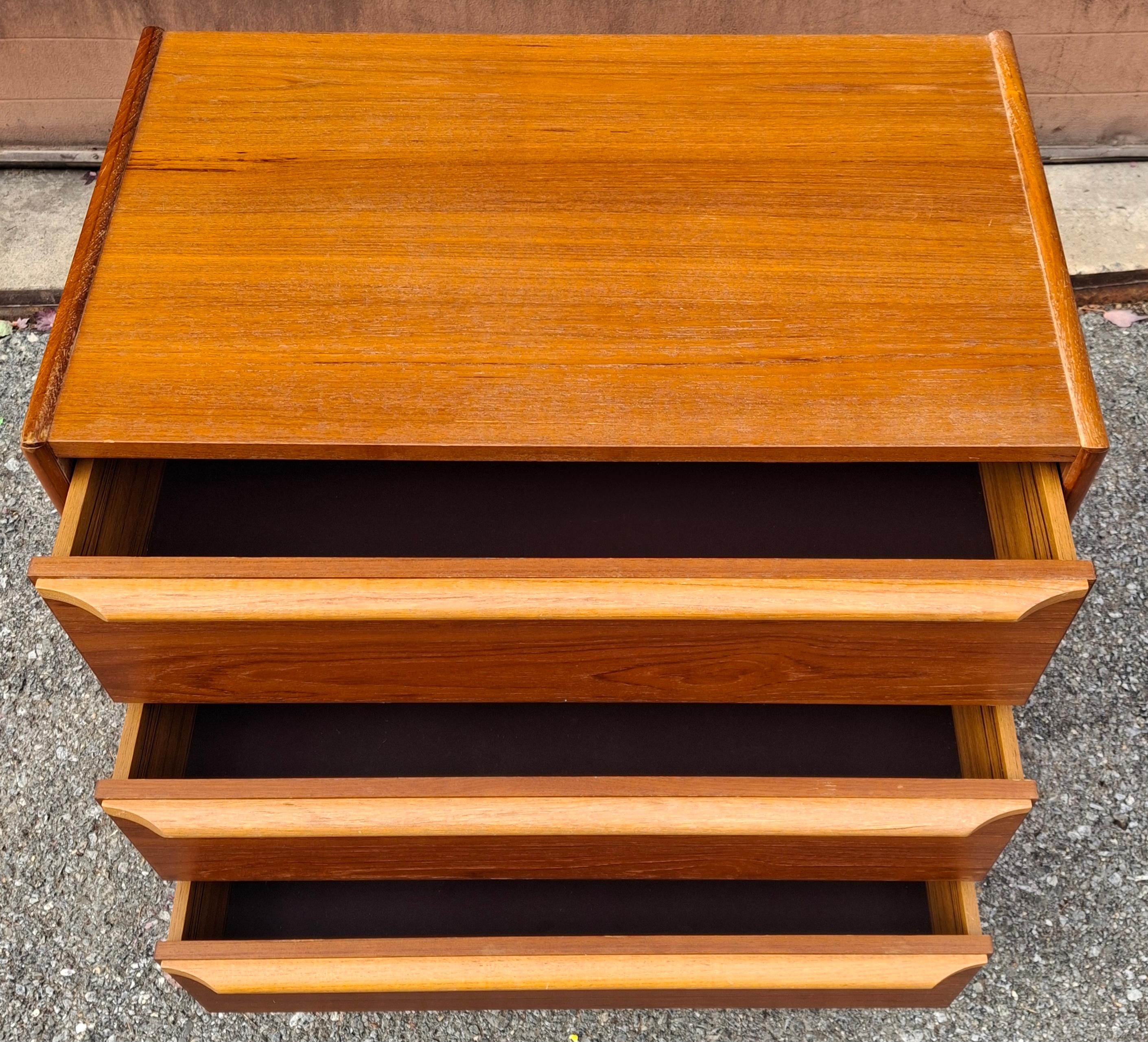 Danese Cassettiera in teak in stile danese moderno di metà secolo in vendita