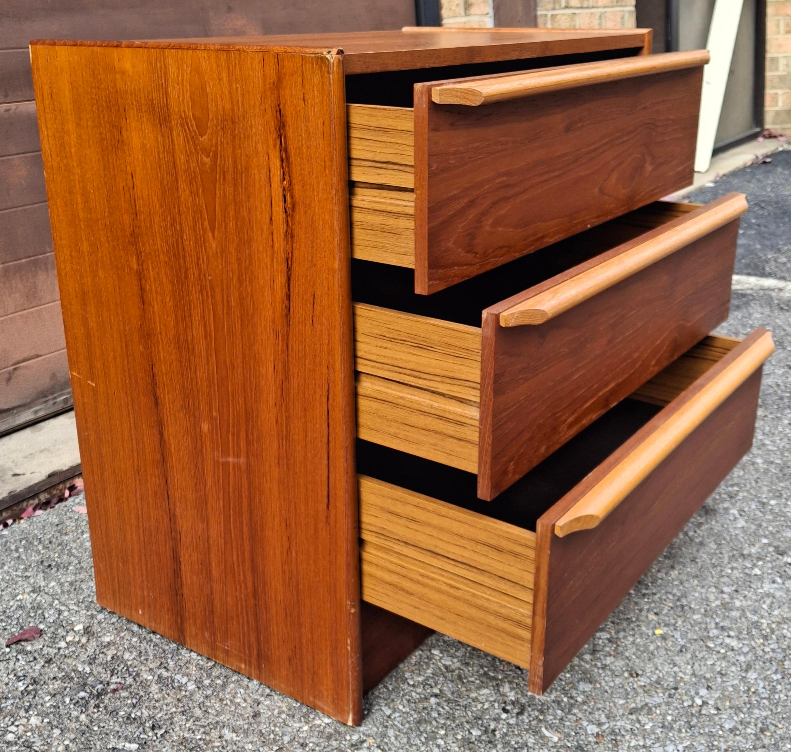 Impiallacciato Cassettiera in teak in stile danese moderno di metà secolo in vendita