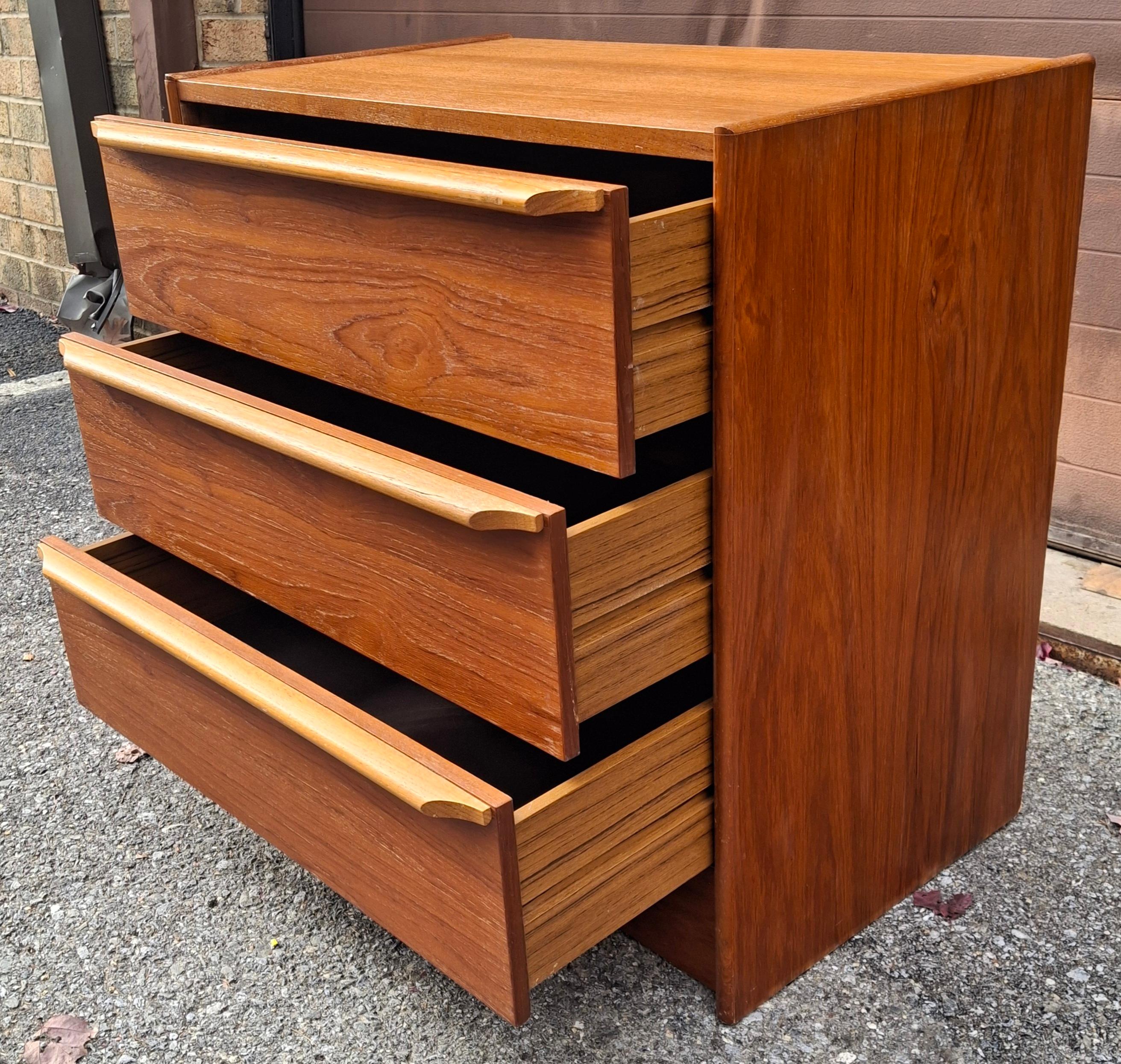 Cassettiera in teak in stile danese moderno di metà secolo In condizioni buone in vendita a Germantown, MD