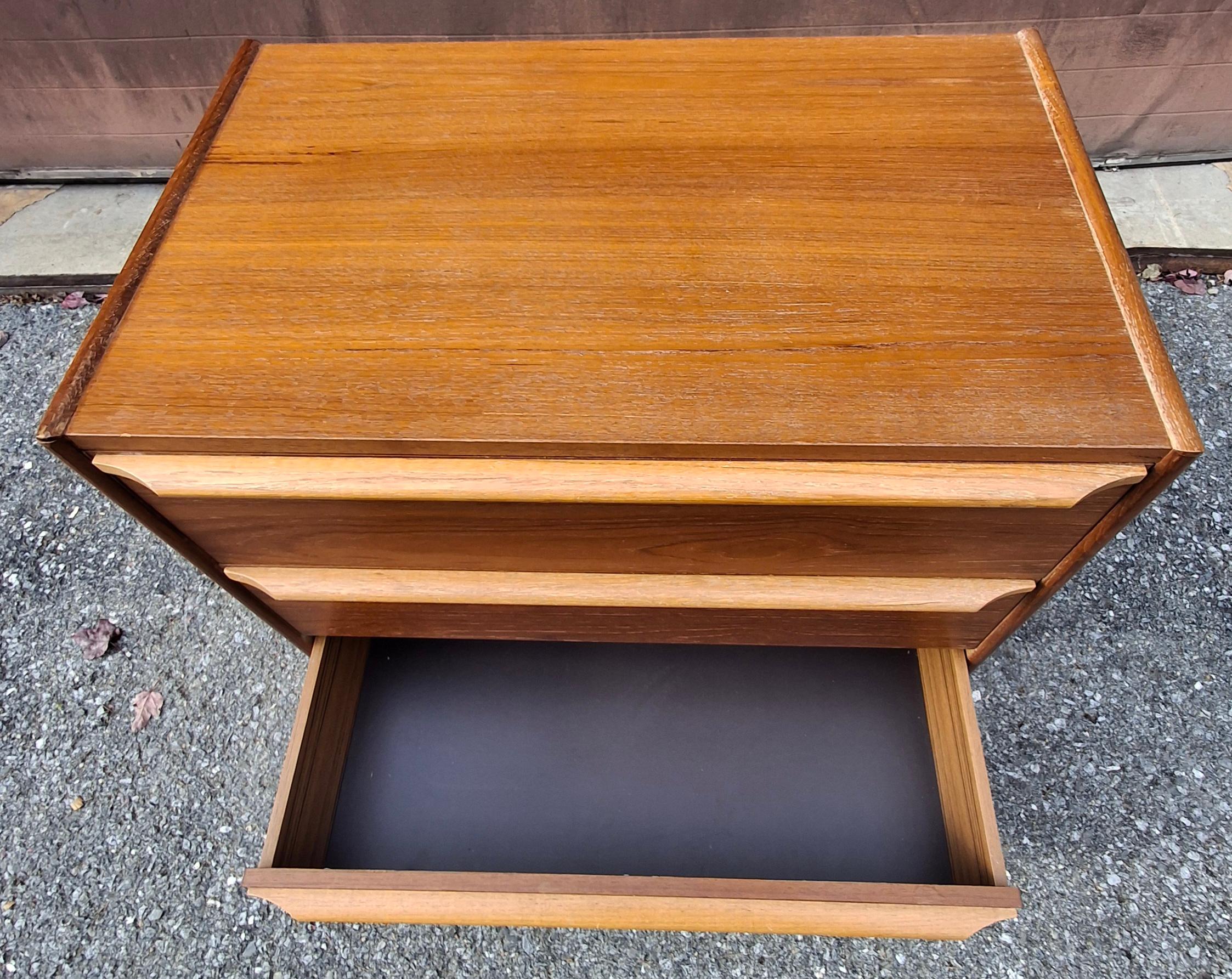 XX secolo Cassettiera in teak in stile danese moderno di metà secolo in vendita