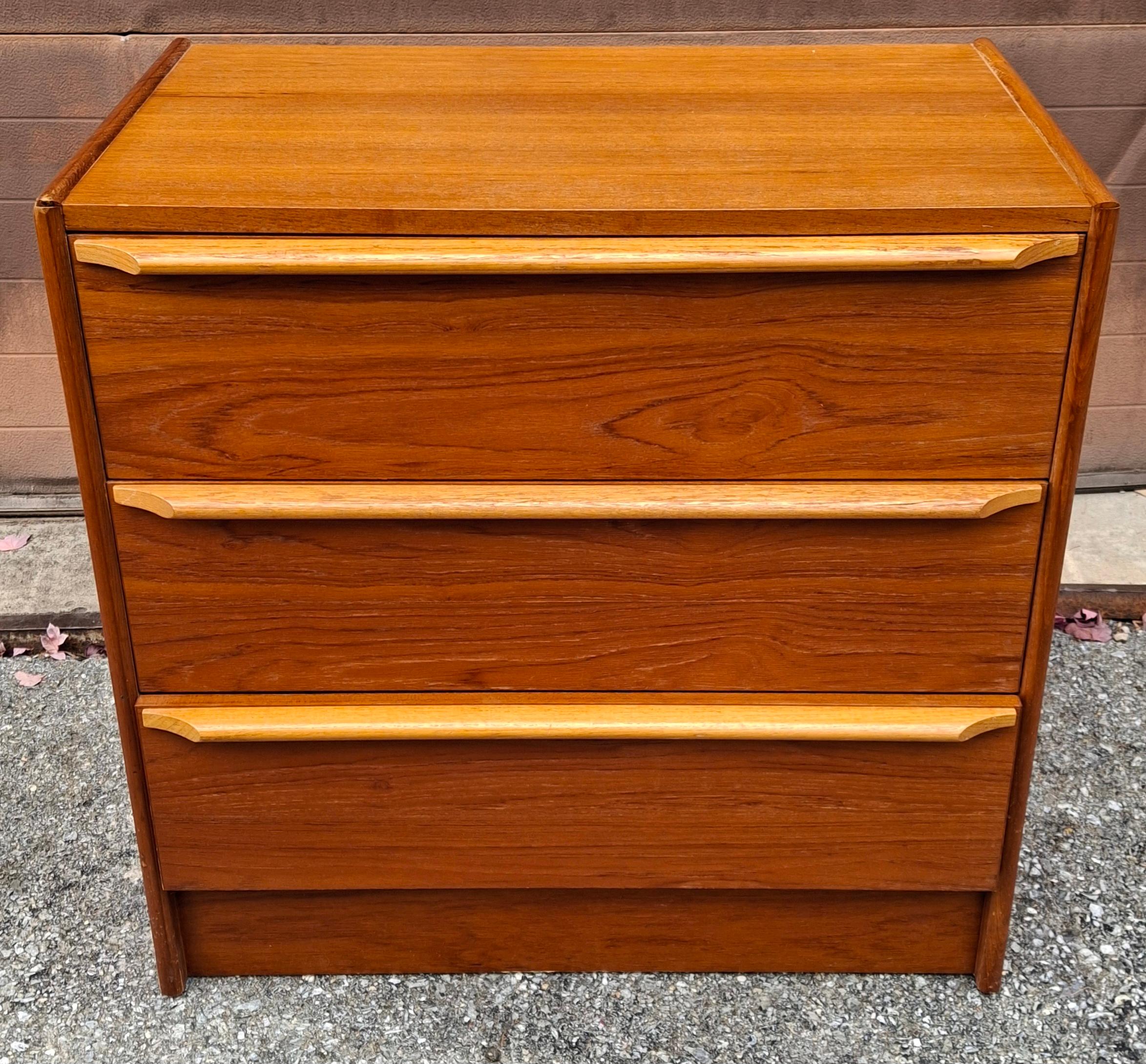 Cassettiera in teak in stile danese moderno di metà secolo in vendita 1