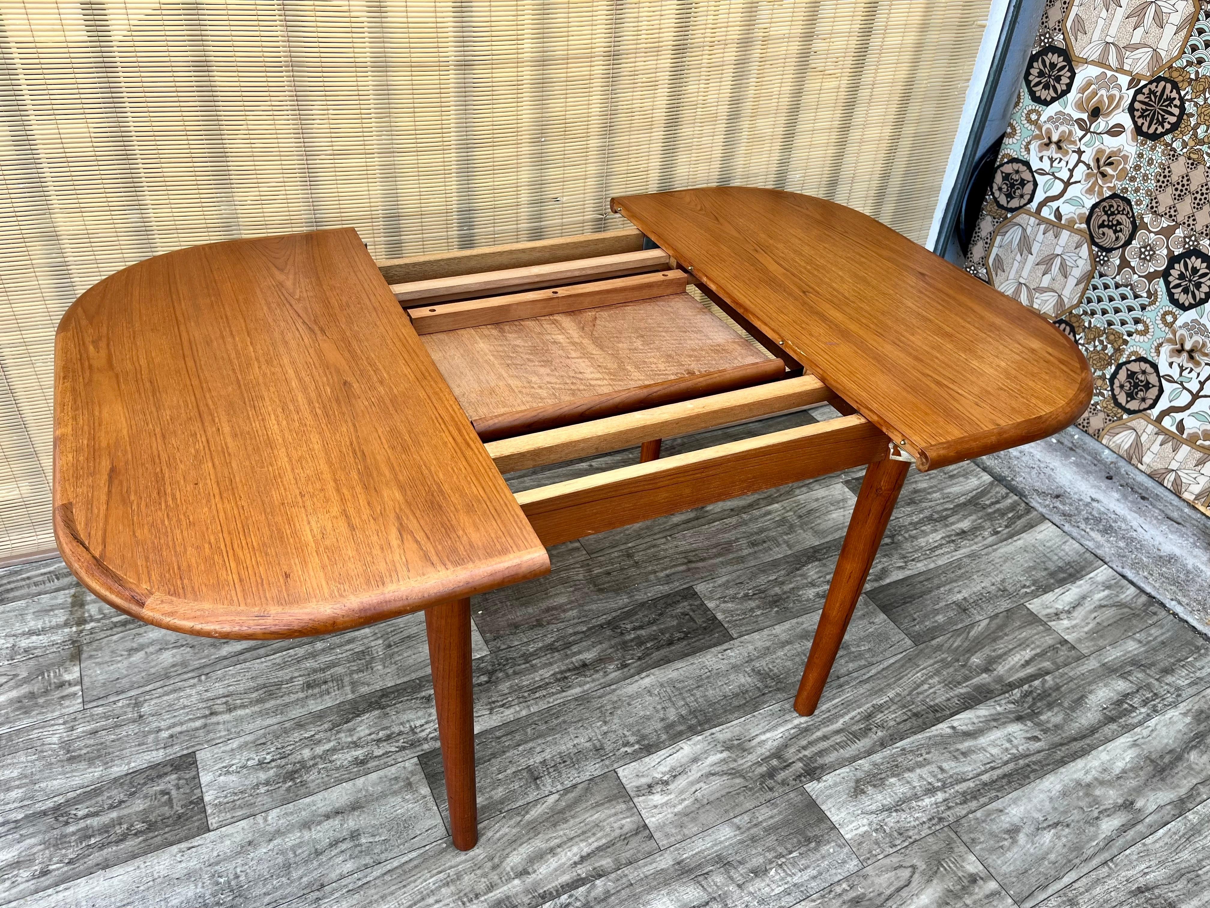 Mid Century Danish Modern Style Teak Extendable Dining Table. Circa 1970s 4