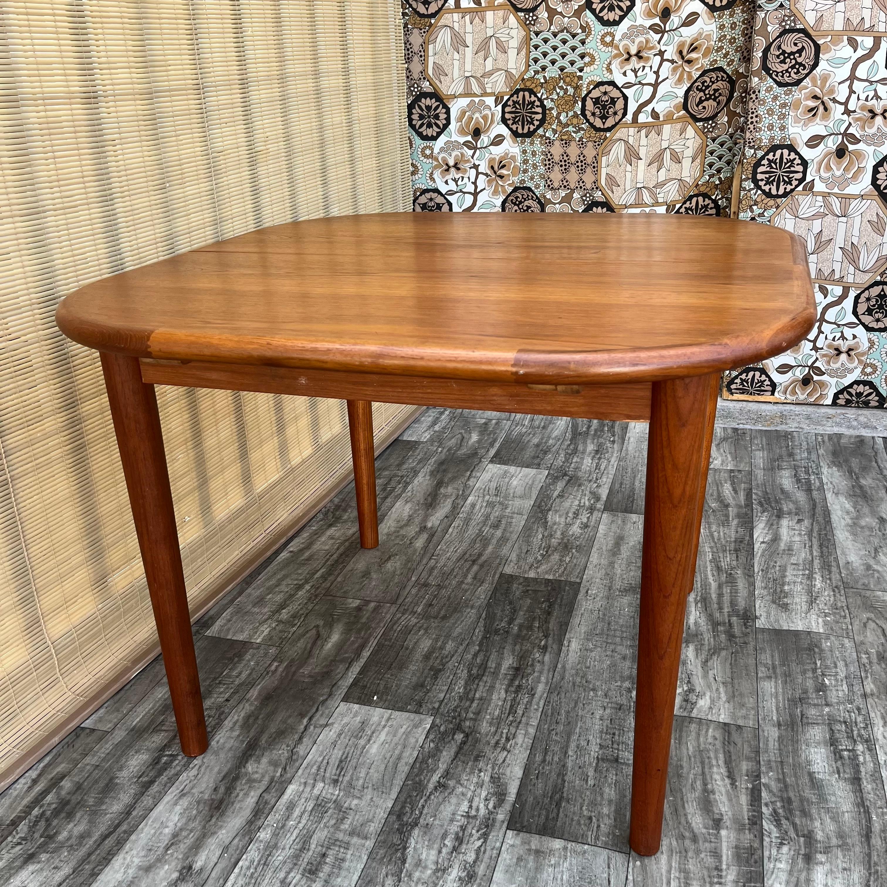 Singaporean Mid Century Danish Modern Style Teak Extendable Dining Table. Circa 1970s